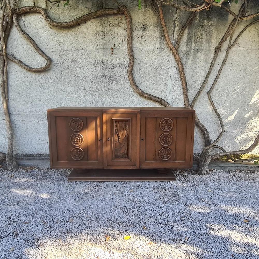 3-door sideboard circa 1940 neo-regionalist in the style of Joseph Savina, Étienne Kohlmann, Charles Dudouyt. Trace of wear on the top, a few knocks, see photo in descriptions
Missing 1 shelf
1 key
This enfilade embodies the very essence of the