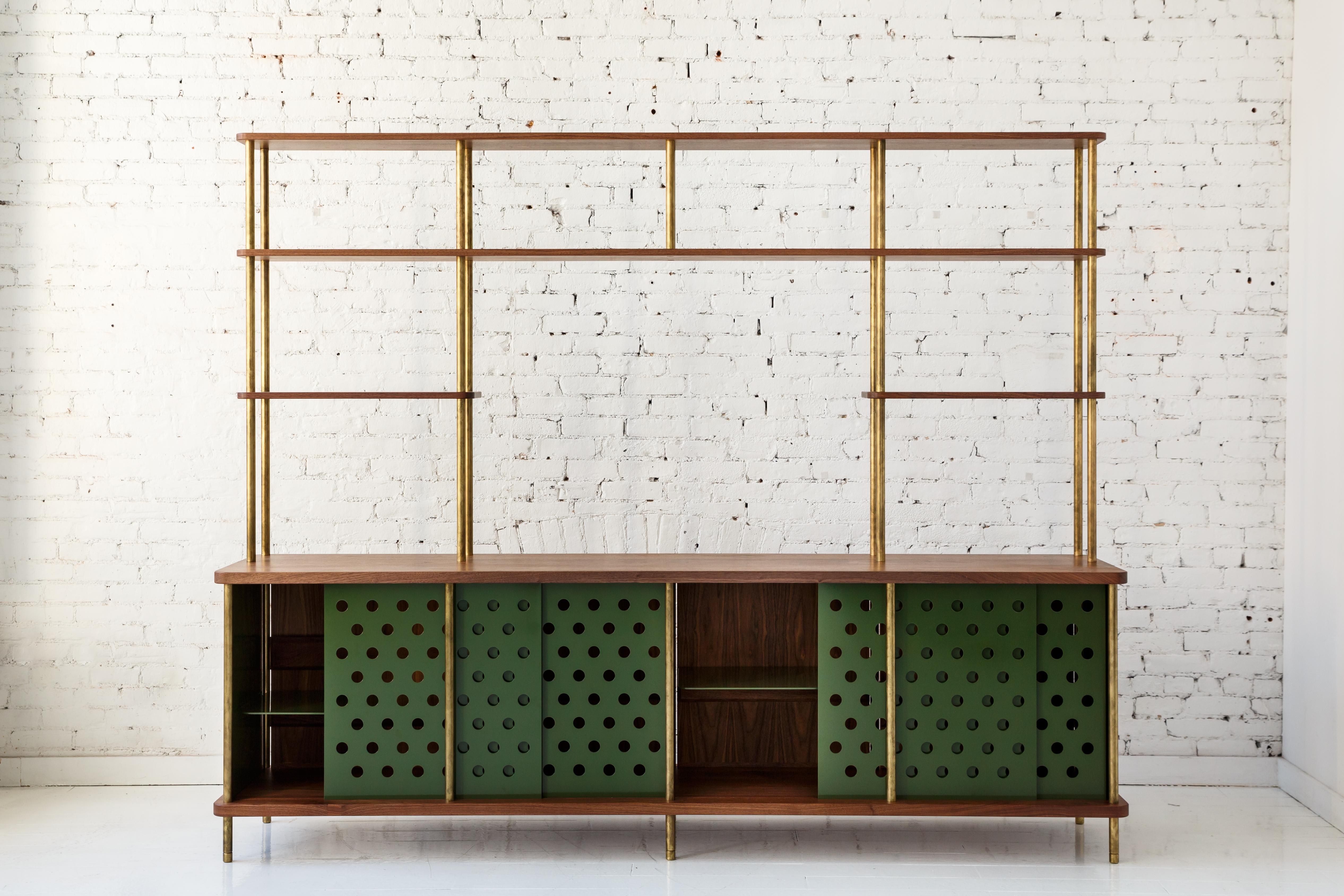 Ottone Credenza Strata a 3 ante con ripiani superiori in Oak bianco, ottone di Fort Standard in vendita