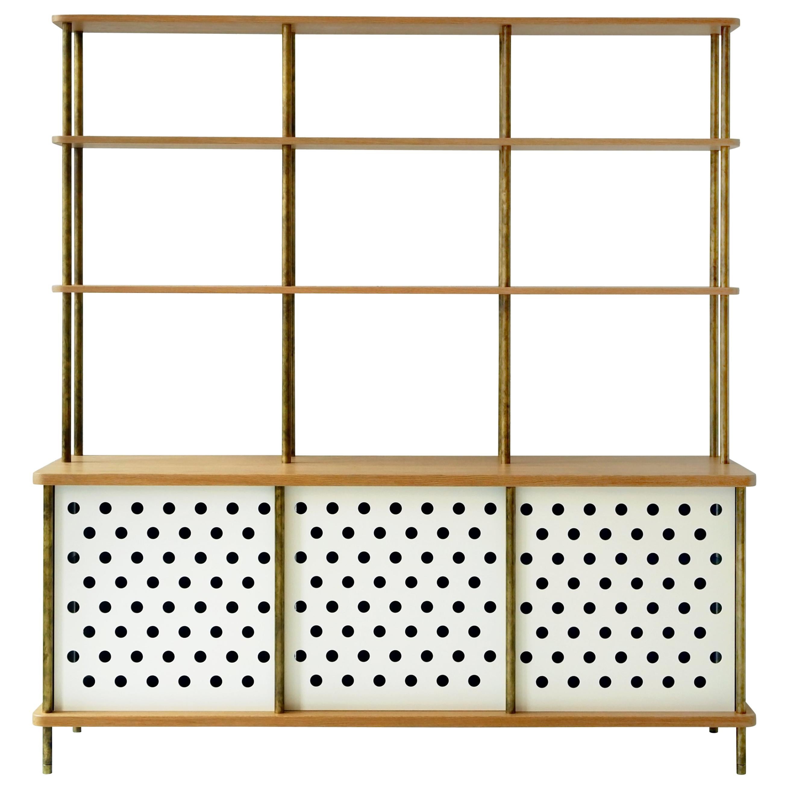 Credenza Strata a 3 ante con ripiani superiori in Oak bianco, ottone di Fort Standard in vendita