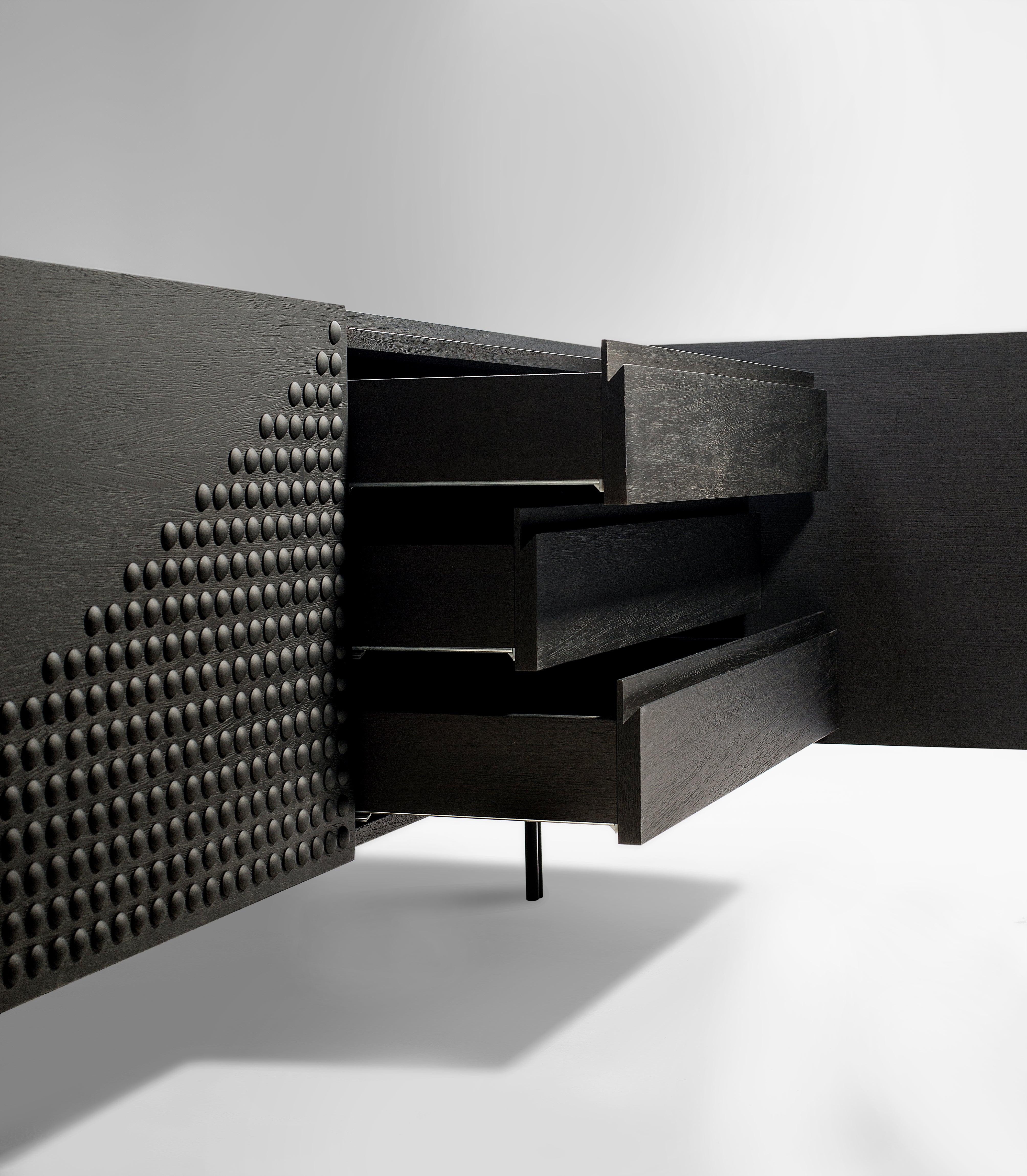 3türiges zeitgenössisches Sideboard aus schwarzer Eiche von Larissa Batista (Moderne) im Angebot
