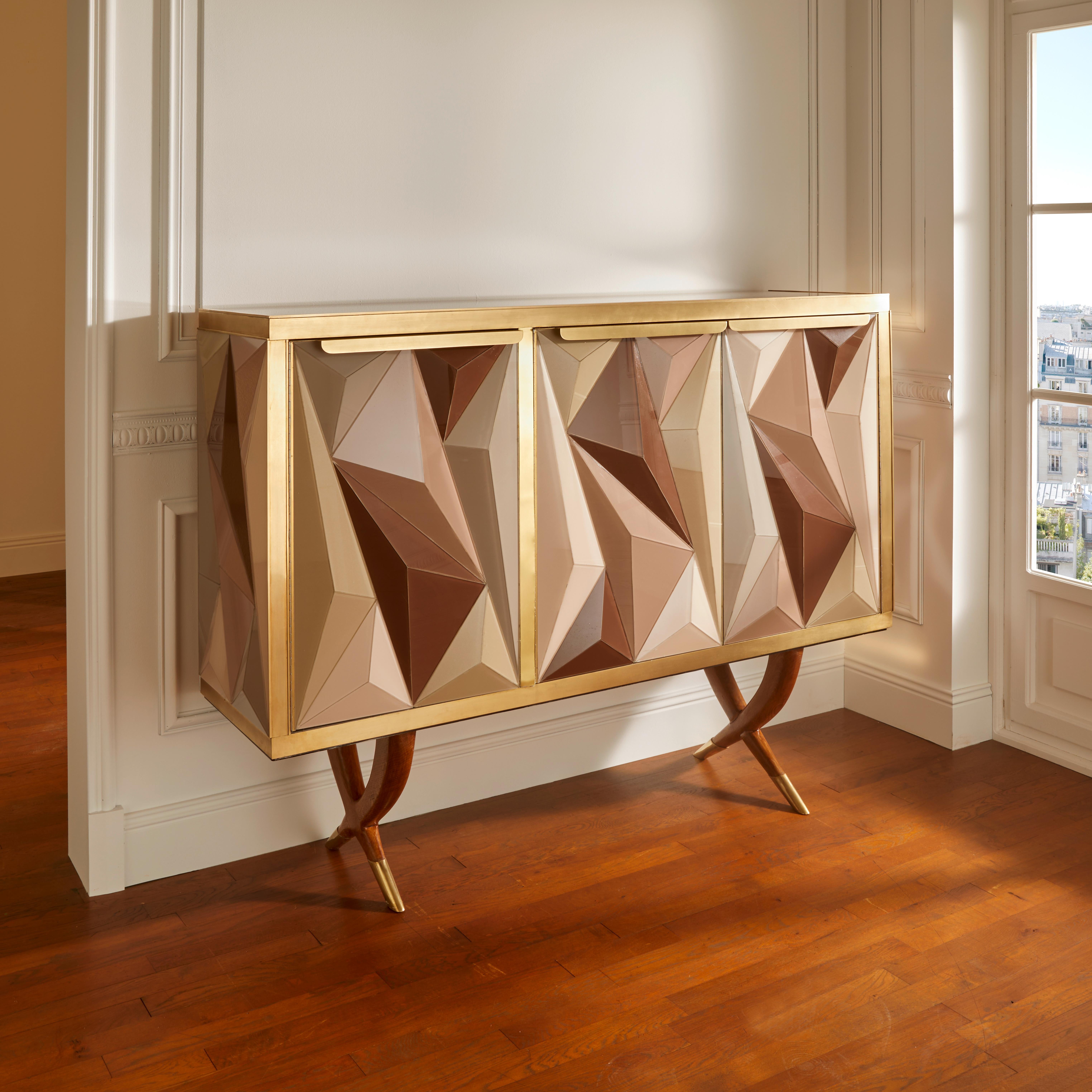 3 doors sideboard in brass, tinted mirrors and sculpted wooden base.
Creation by Studio Glustin.
Italy, 2025.