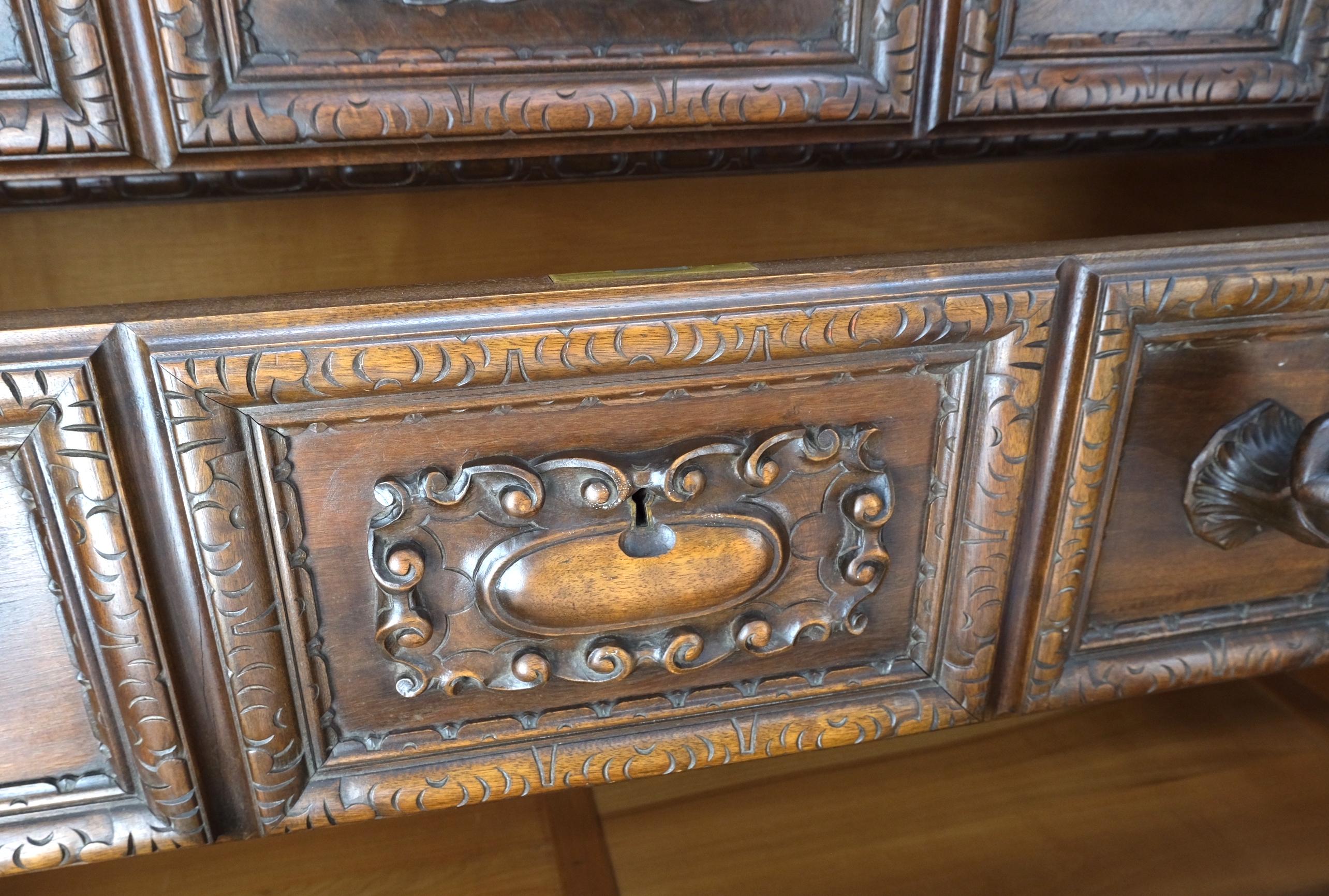 3 Dovetail Drawers Heavily Carved Wooden Pulls Rope Edge Bachelor Chest Dresser In Excellent Condition For Sale In Rockaway, NJ