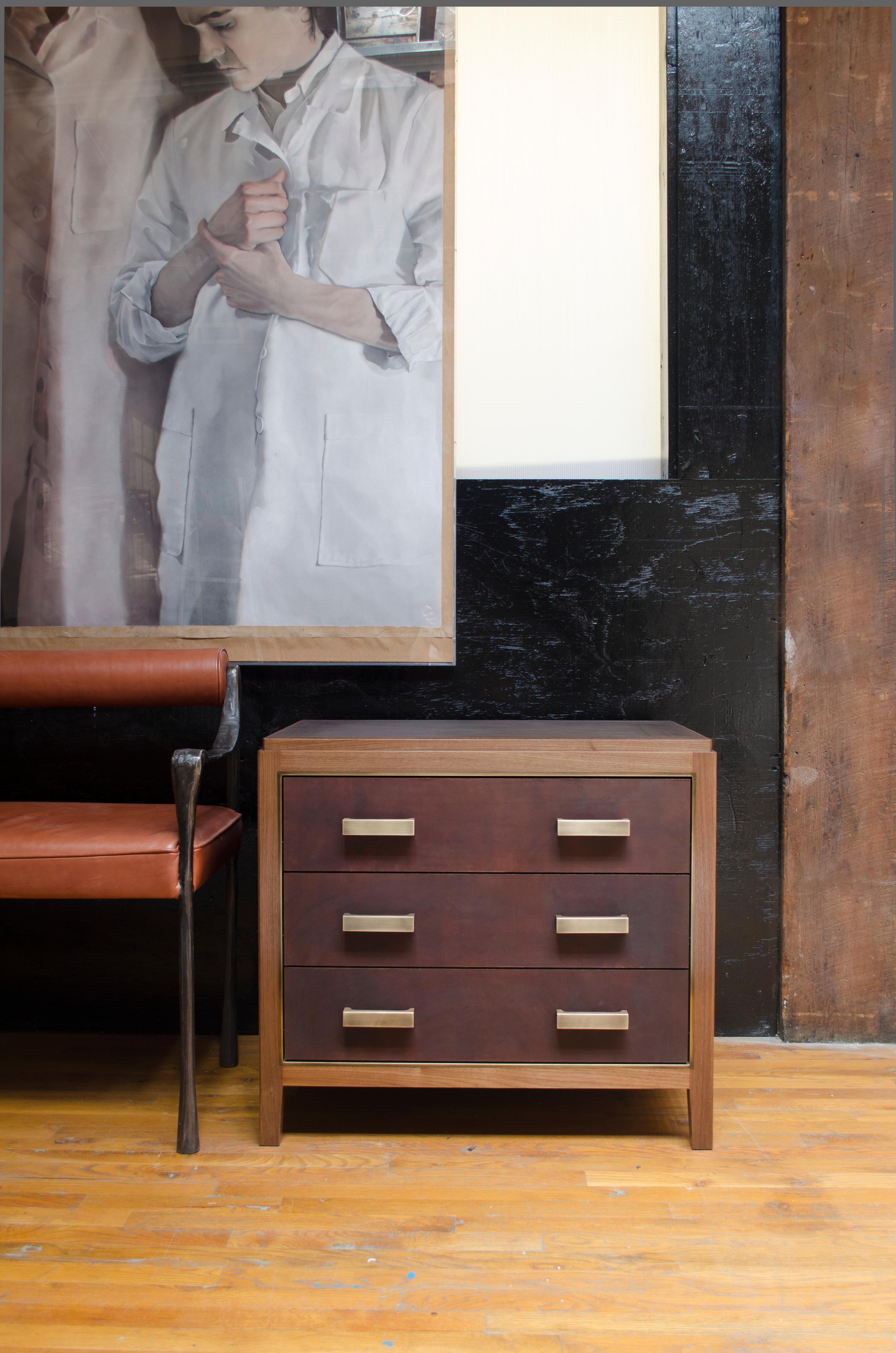 3-Drawer Abuelo Night Table in Walnut w/ Hand-Dyed Leather and Brass Detail (amerikanisch) im Angebot