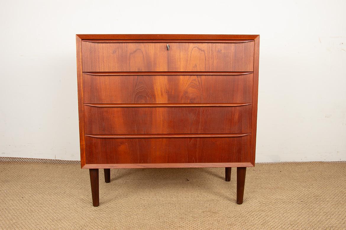 Adorable commode scandinave. Trois grands tiroirs, dont celui du haut est verrouillable (clé fournie). Beaucoup d'espace de stockage. Ce meuble de belle facture est idéal pour une chambre à coucher ou un bureau. Poignées angulaires très
