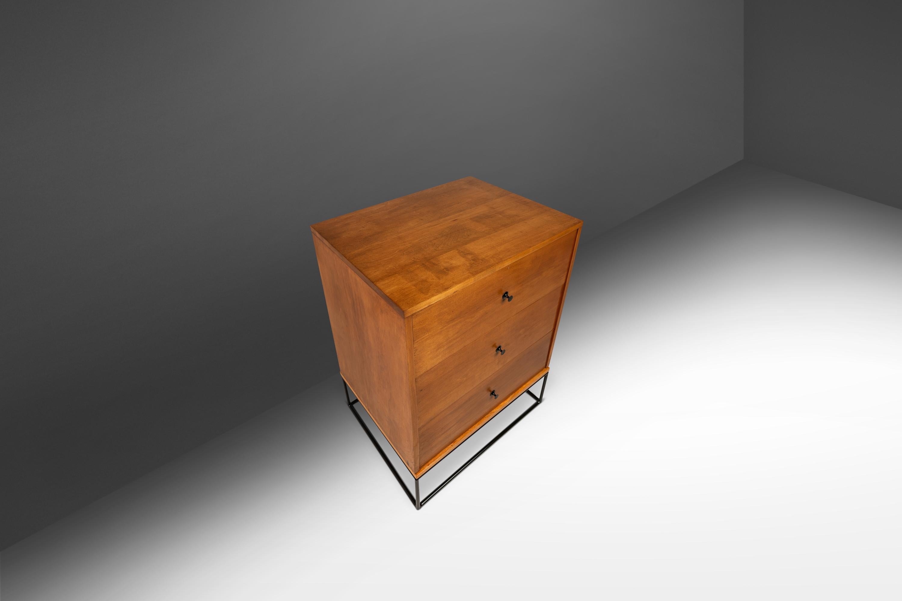  Ti presentiamo uno splendido comò a 3 cassetti disegnato da Paul McCobb per Planner Group da Winchendon Furniture Co. Caratterizzato da una base su misura, saldata a mano e forgiata in acciaio massiccio, questo straordinario comò offre una