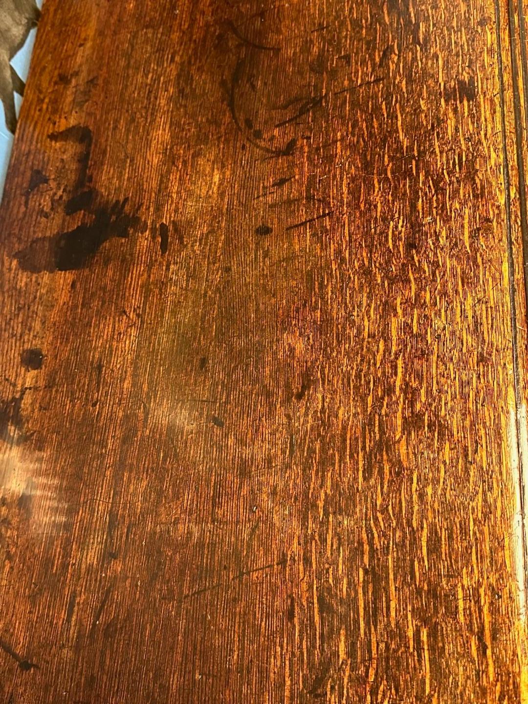 3 Schubladen-Kommodensockel aus englischer Eiche, um 1720, antiker Serviergeschirr, antikes Sideboard  (Eichenholz) im Angebot