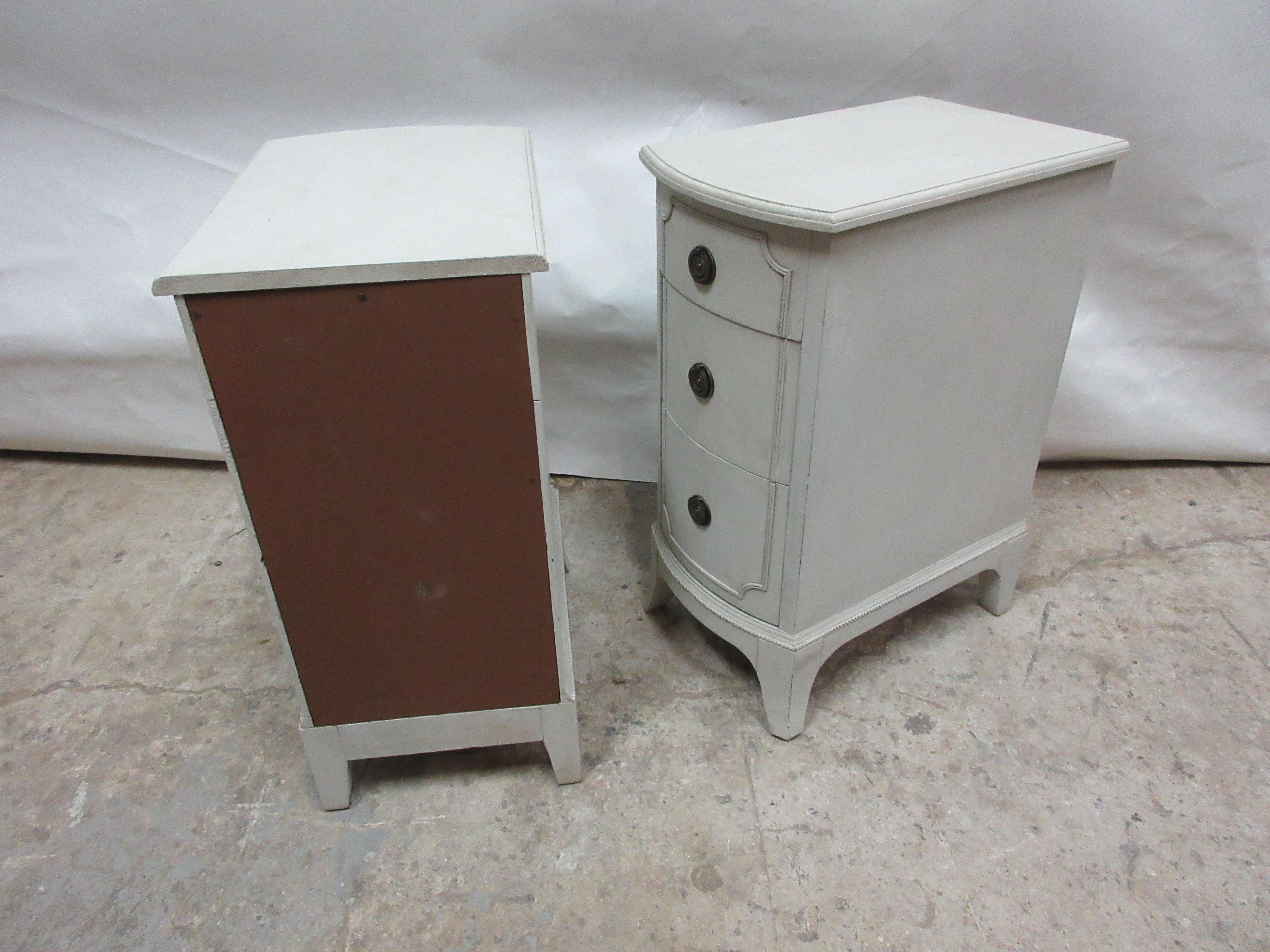 3-Drawer Nightstands In Good Condition In Hollywood, FL