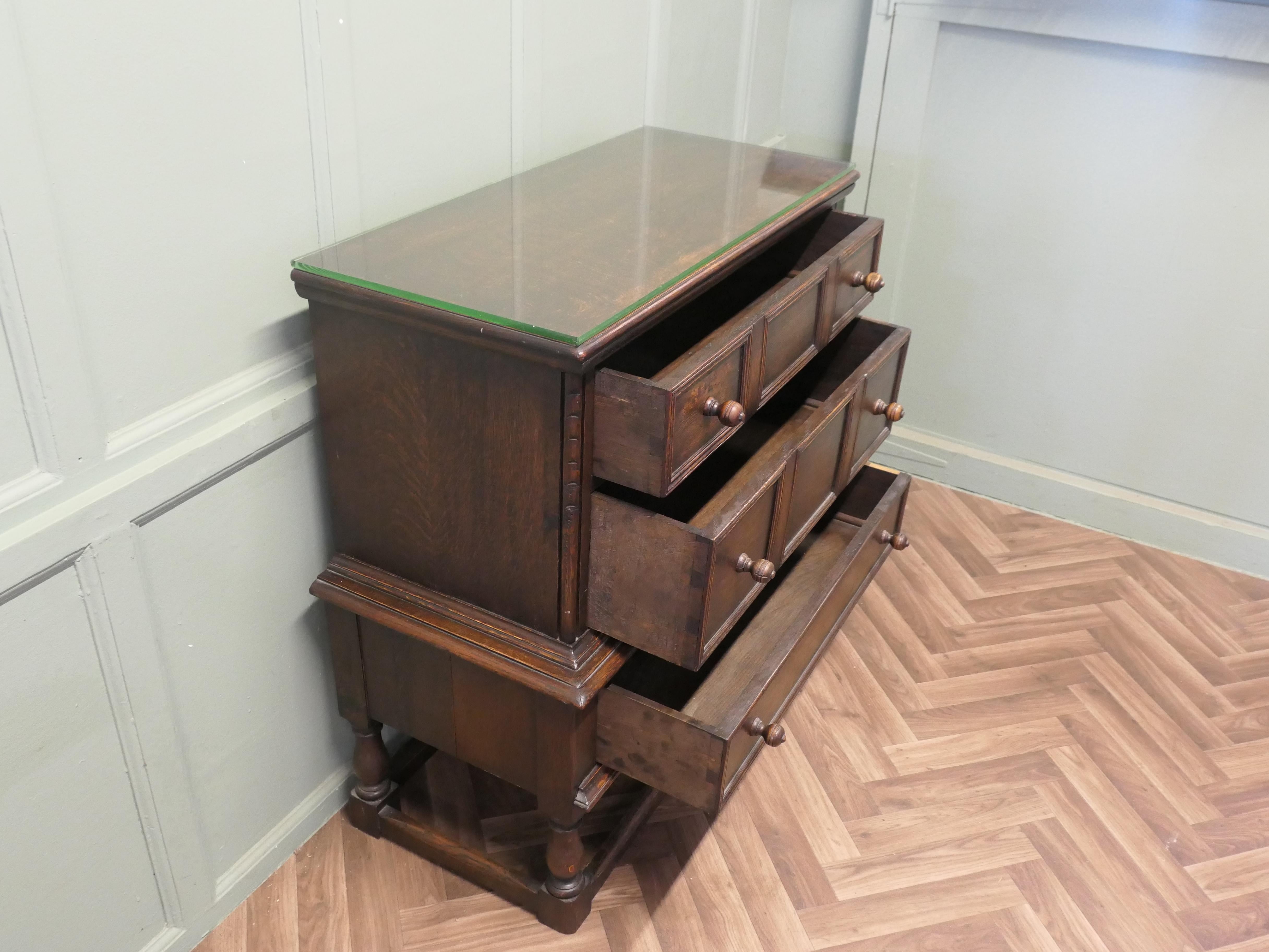 3 Drawer Oak Chest of Drawers  This is a beautifully proportioned chest In Good Condition For Sale In Godshill, Isle of Wight