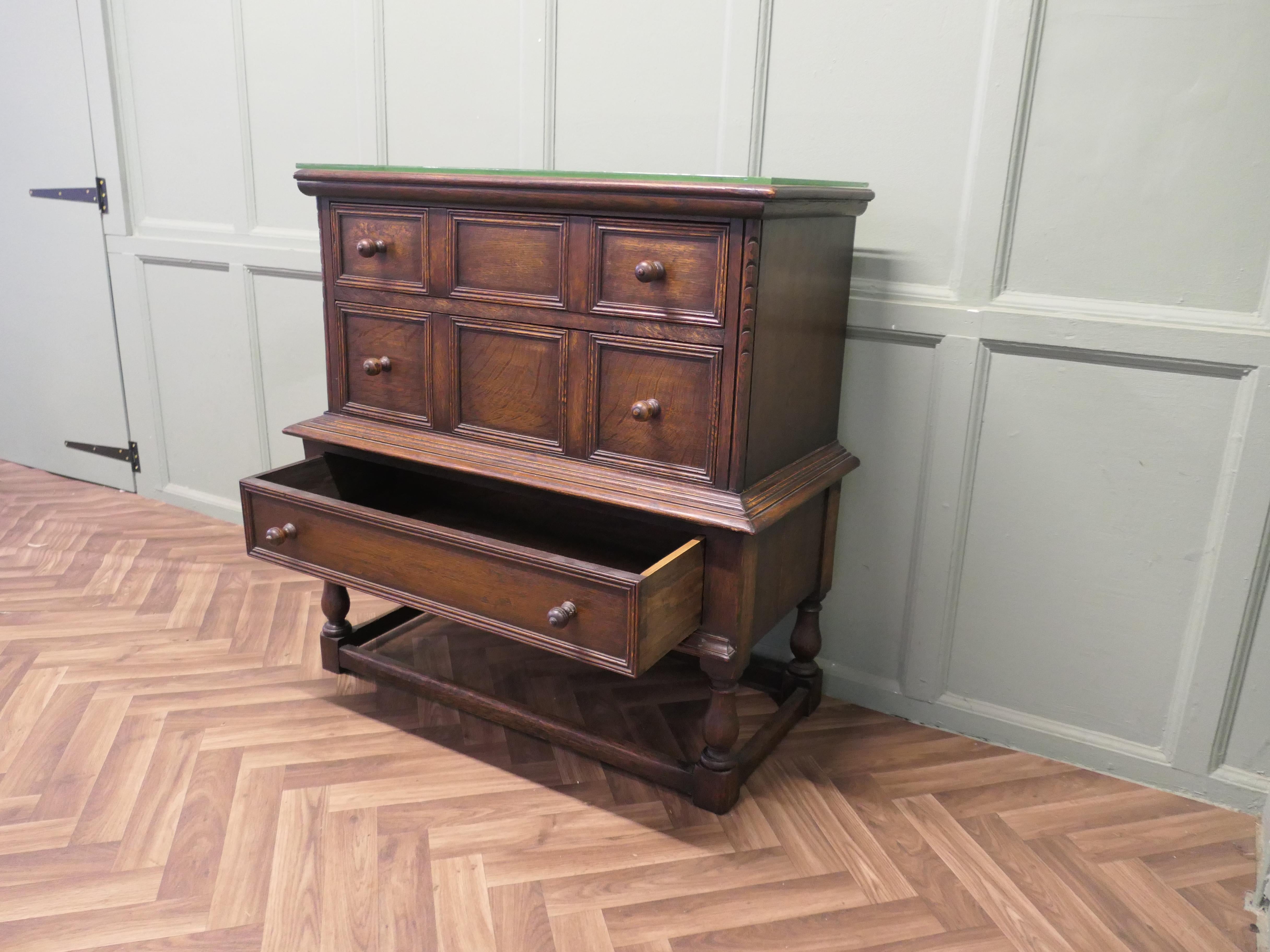 3 Drawer Oak Chest of Drawers  This is a beautifully proportioned chest For Sale 1