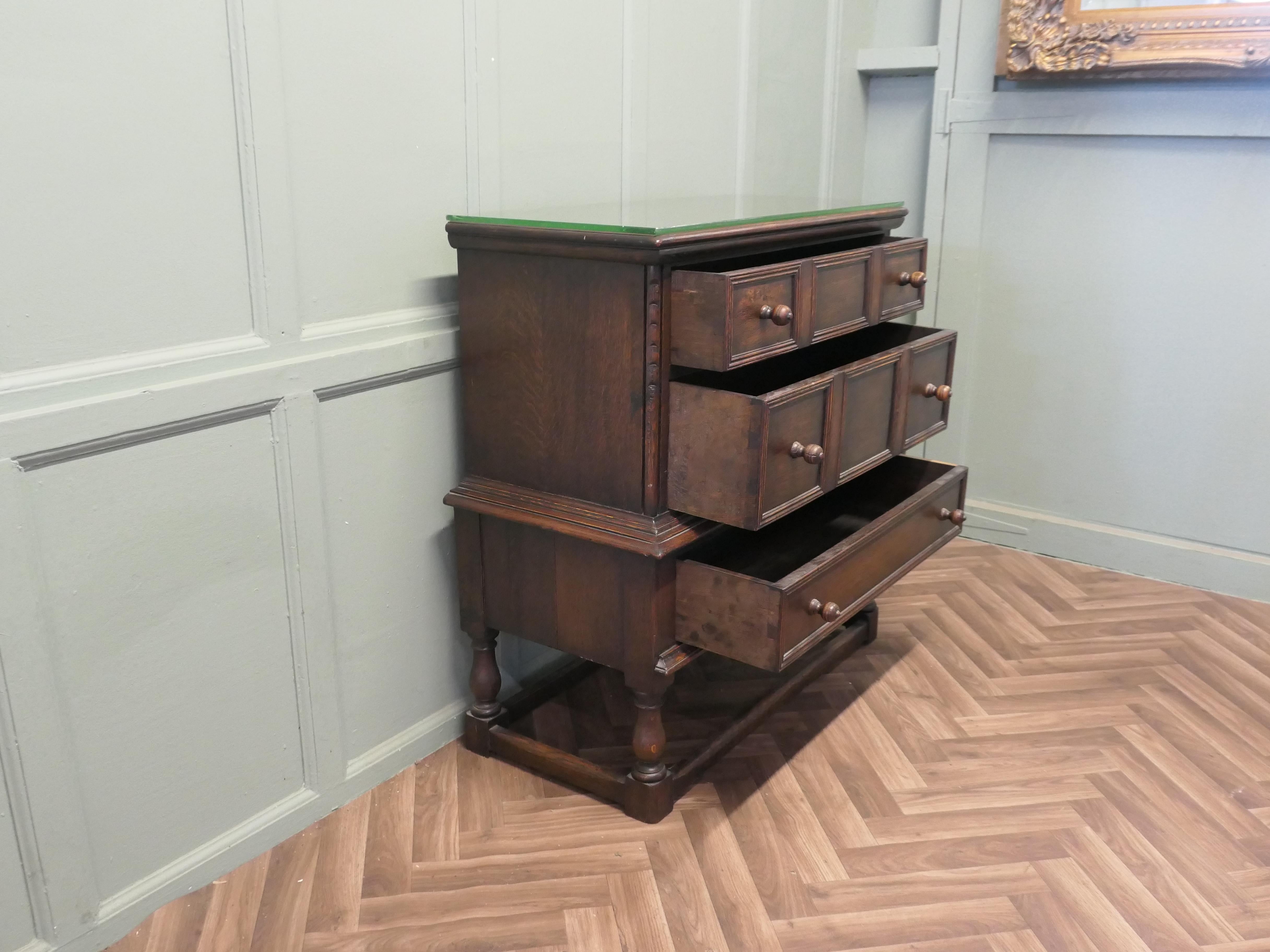 3 Drawer Oak Chest of Drawers  This is a beautifully proportioned chest For Sale 2