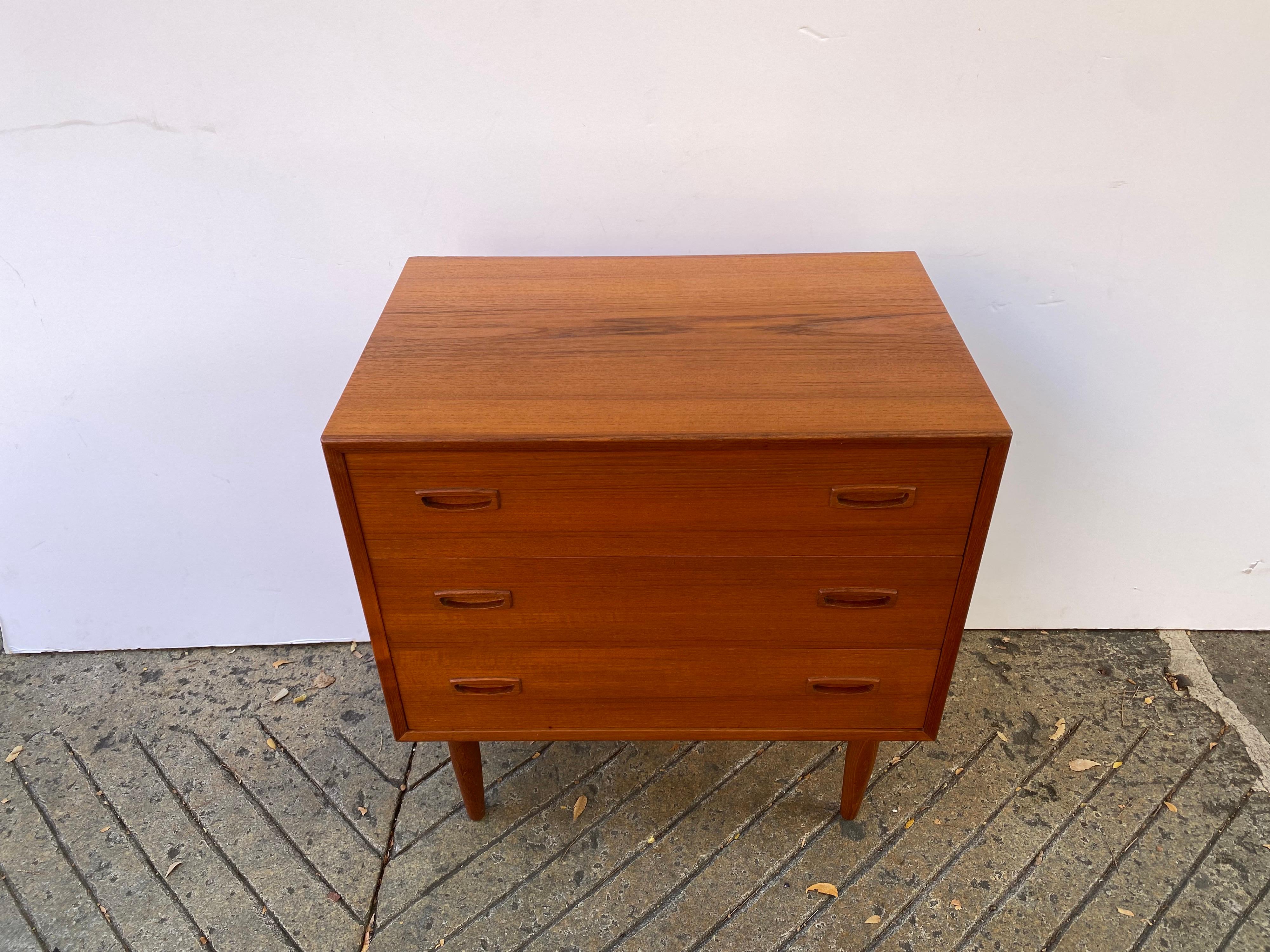 Teak Danish modern 3 drawer dresser with beautiful inset wood handles. Perfect to use as night tables as well! Great Scale and Size!

Size: 19