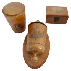 3 objets en térébenthine du début du 20e siècle faits à la main, bénitier, boîte à timbres, pot à couvercle  Ces 
