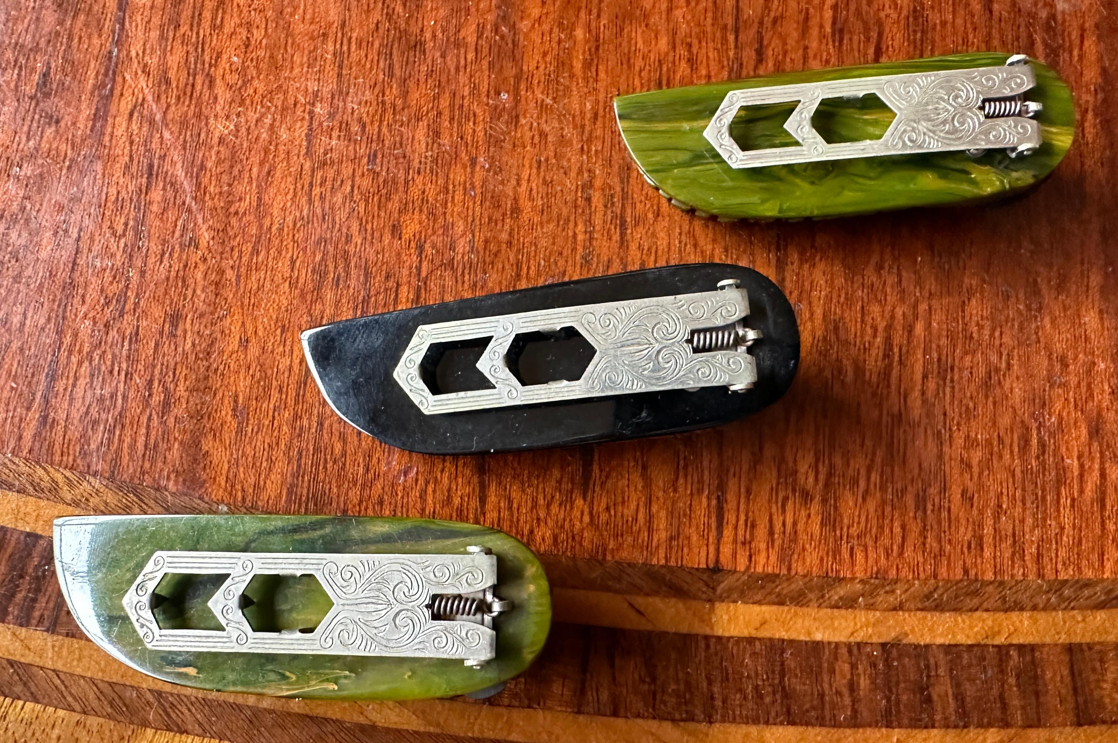 3 Egyptian Revival Marbled Bakelite Winged Scarab Insect Dress Clip Brooch Deco For Sale 5