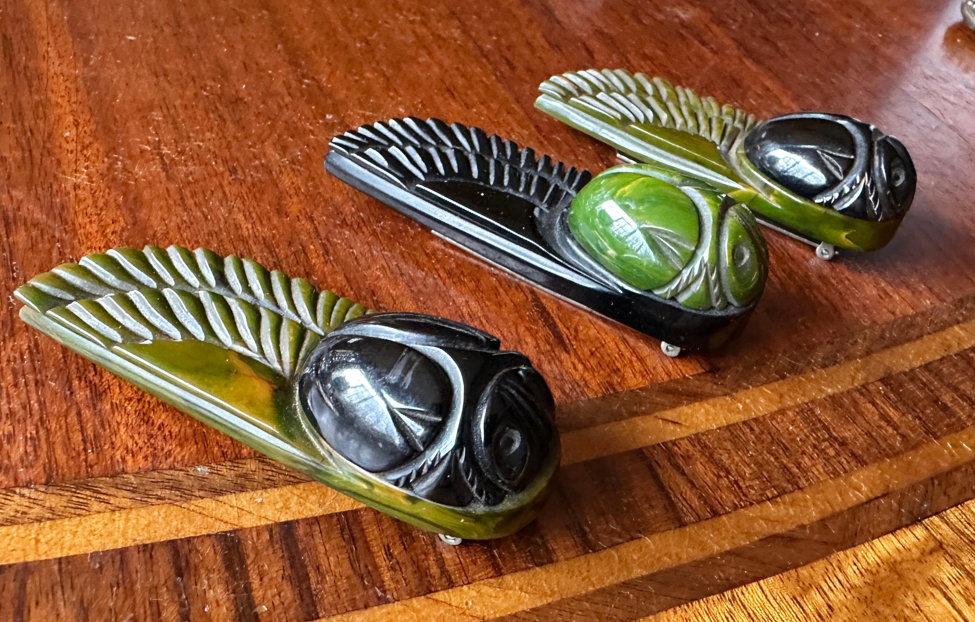 3 Egyptian Revival Marbled Bakelite Winged Scarab Insect Dress Clip Brooch Deco In Excellent Condition For Sale In New York, NY