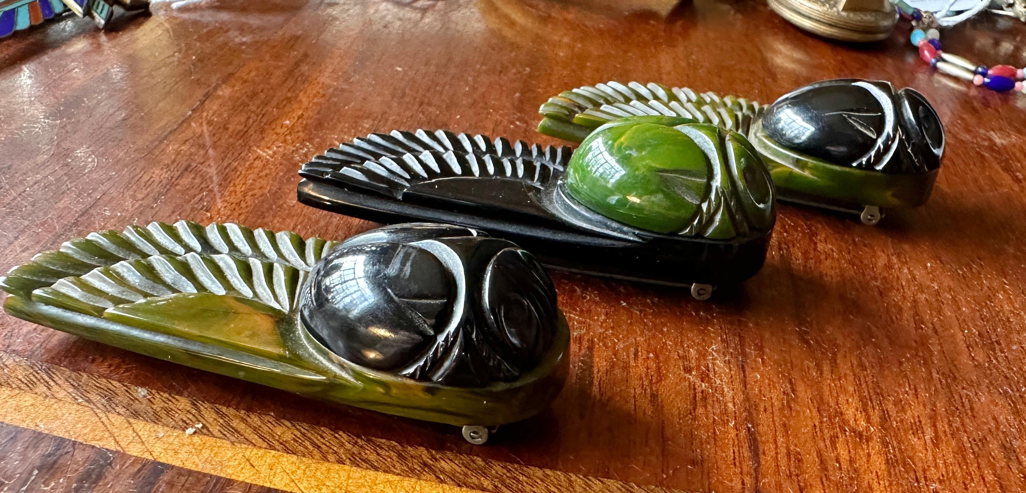 3 Egyptian Revival Marbled Bakelite Winged Scarab Insect Dress Clip Brooch Deco For Sale 1
