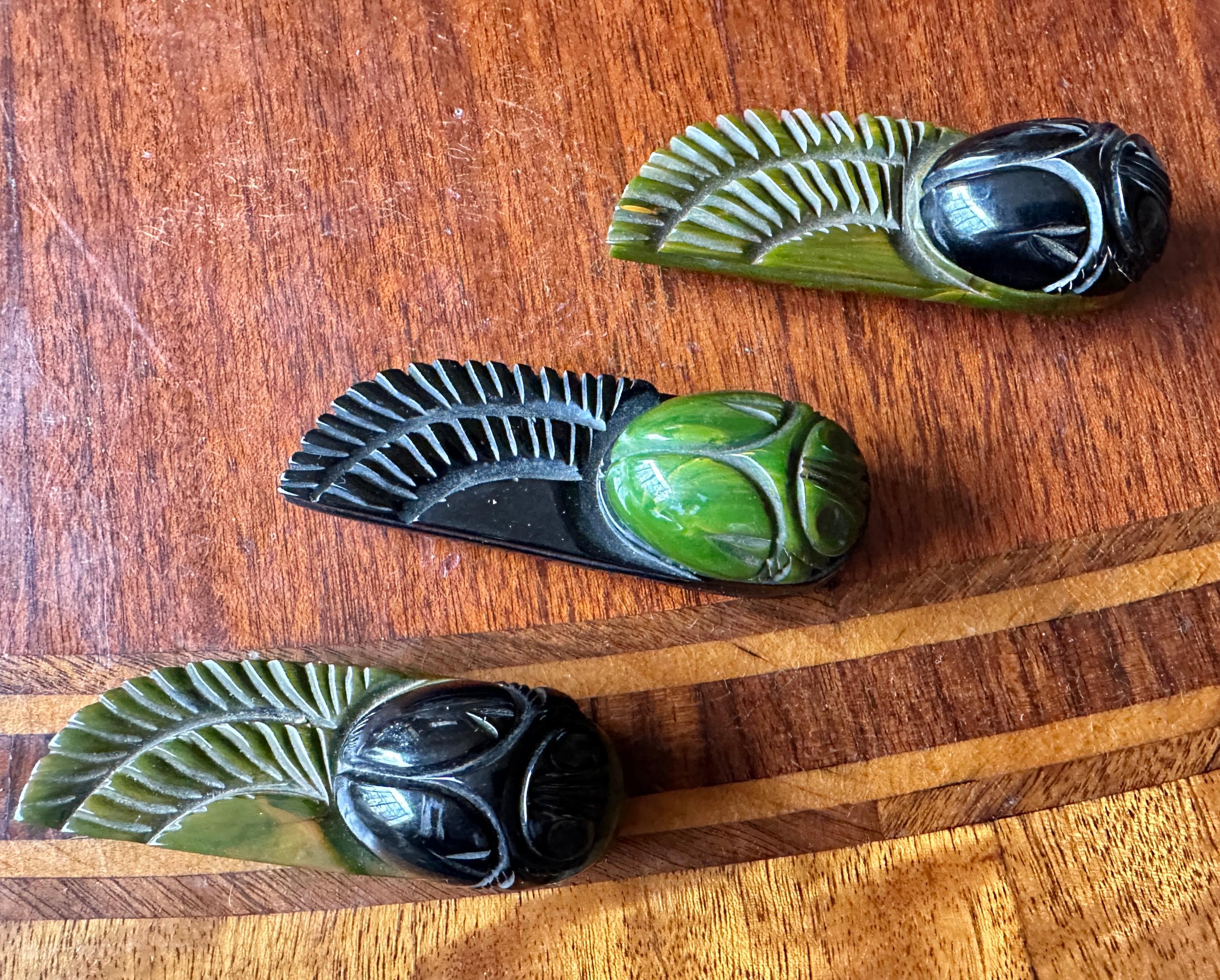 3 Egyptian Revival Marbled Bakelite Winged Scarab Insect Dress Clip Brooch Deco For Sale 2