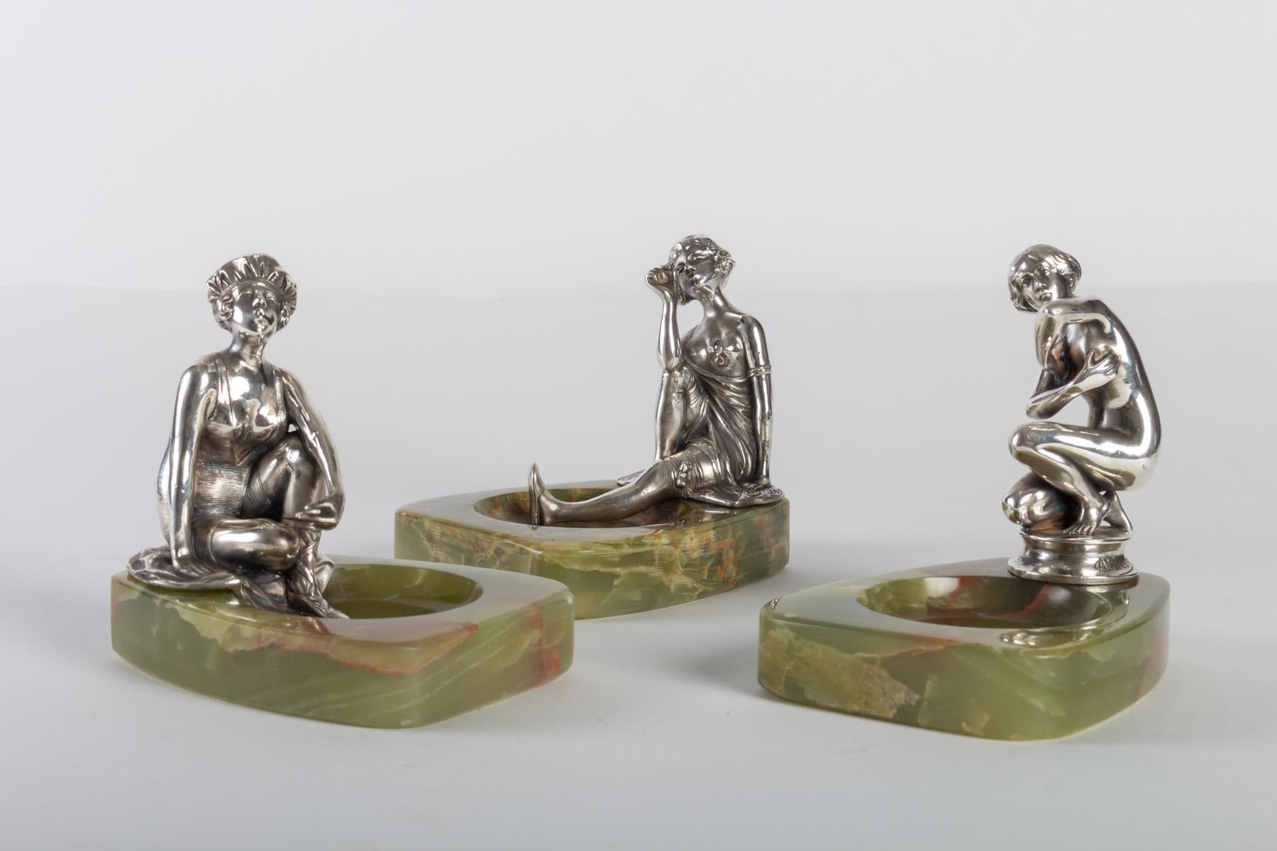 3 empty pockets in silver bronze and onyx, Art Nouveau, 1900
Measures: H 15cm, W 12cm, D 10cm.