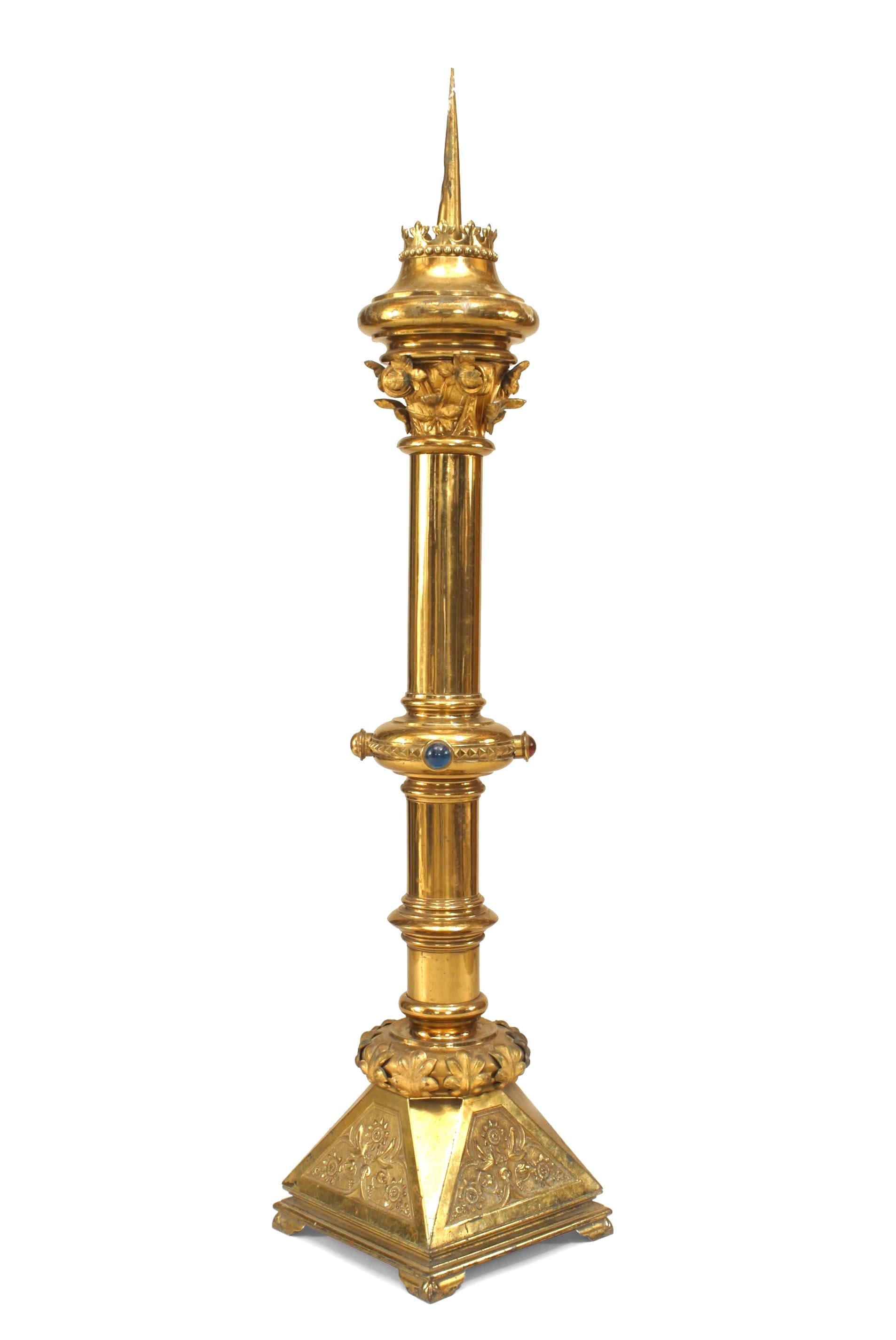 3 candelabri da terra in stile rinascimentale inglese (Aesthetic Movement XIX secolo) in ottone con Jewell in vetro. (PREZZO OGNI)