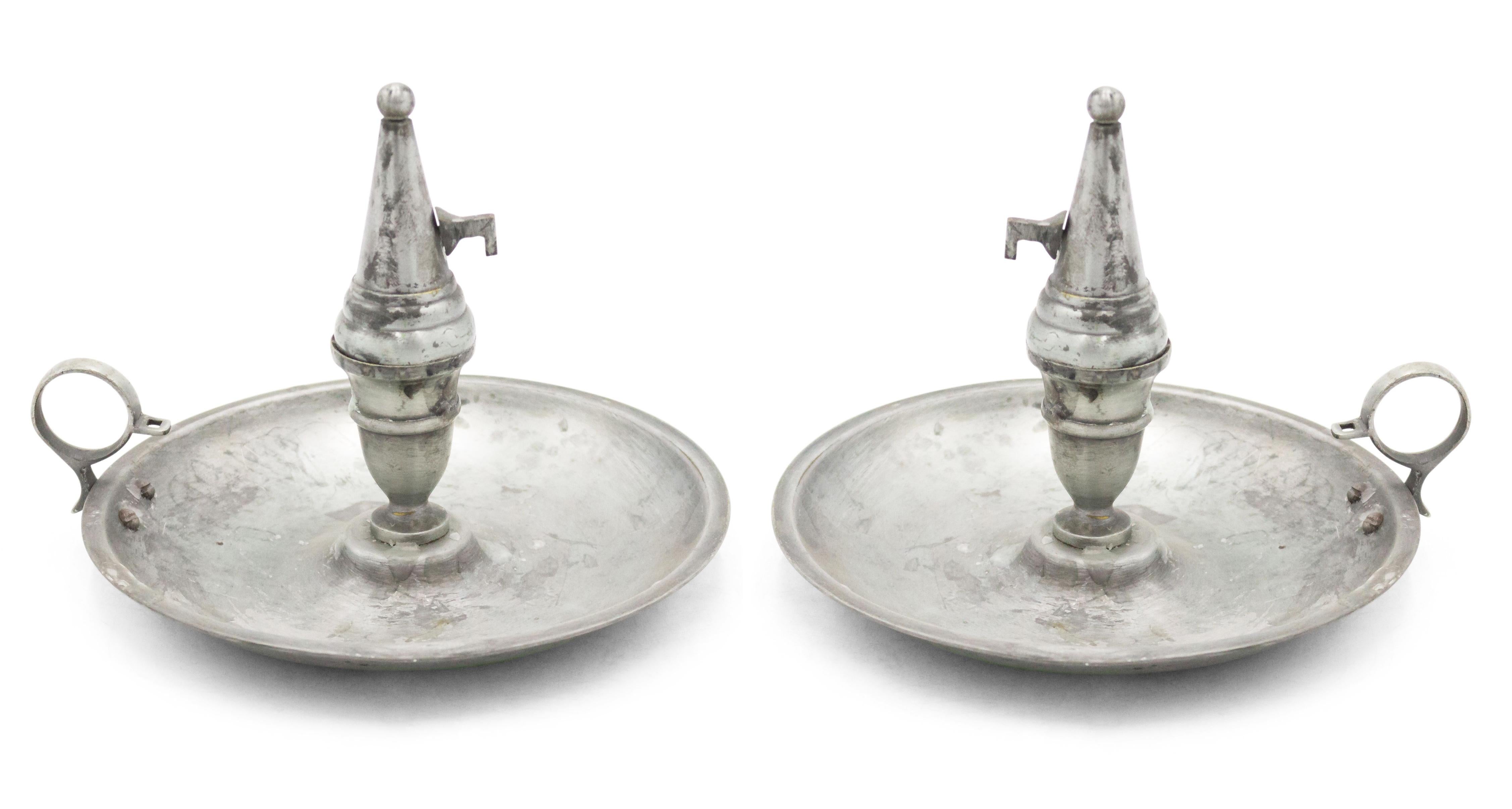 3 candelabri in peltro in stile rinascimentale inglese con beccuccio in vendita 2