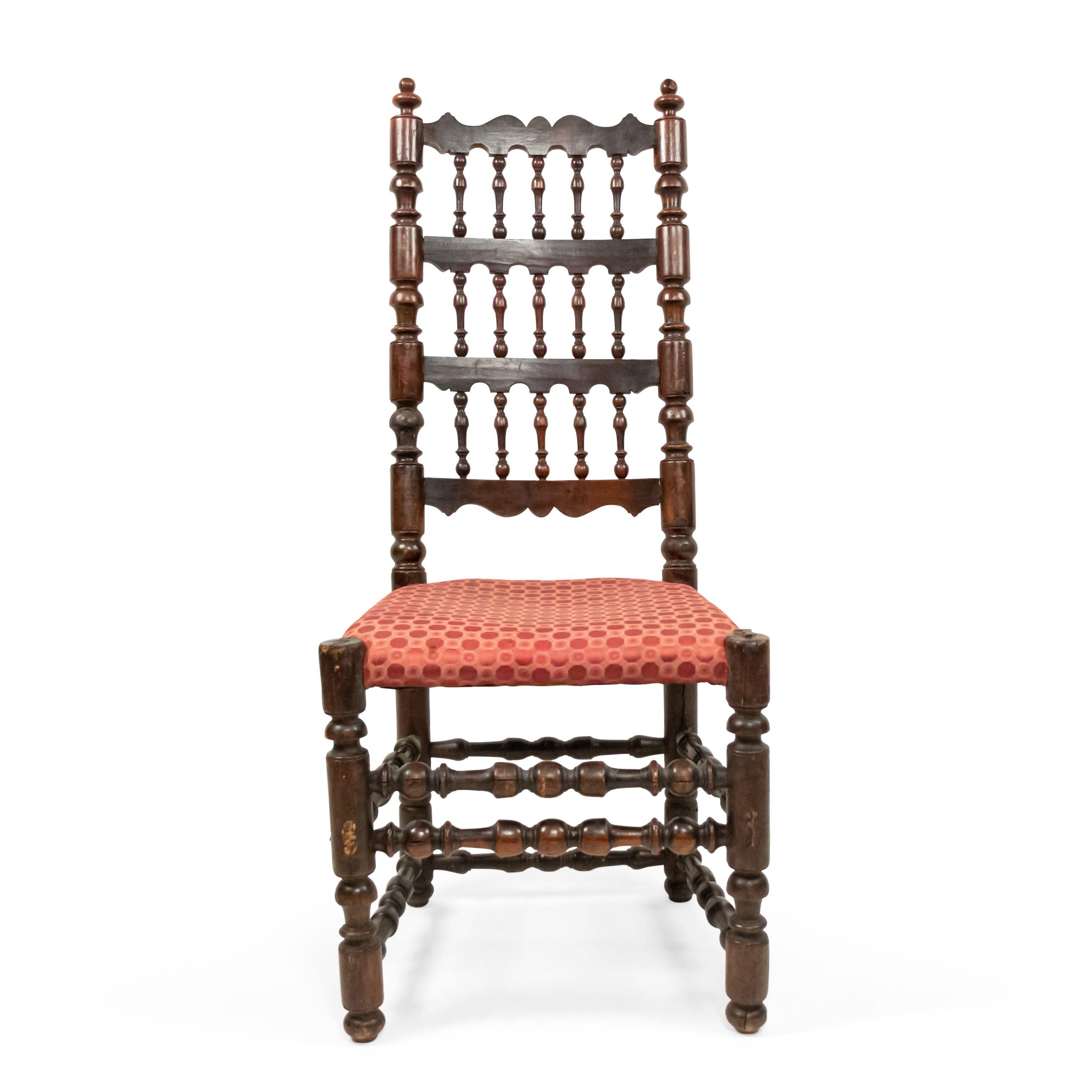 3 chaises de style Renaissance anglaise (17ème siècle) en noyer à 3 niveaux avec dossier en fuseau et assise tapissée. (prix unitaire).
  