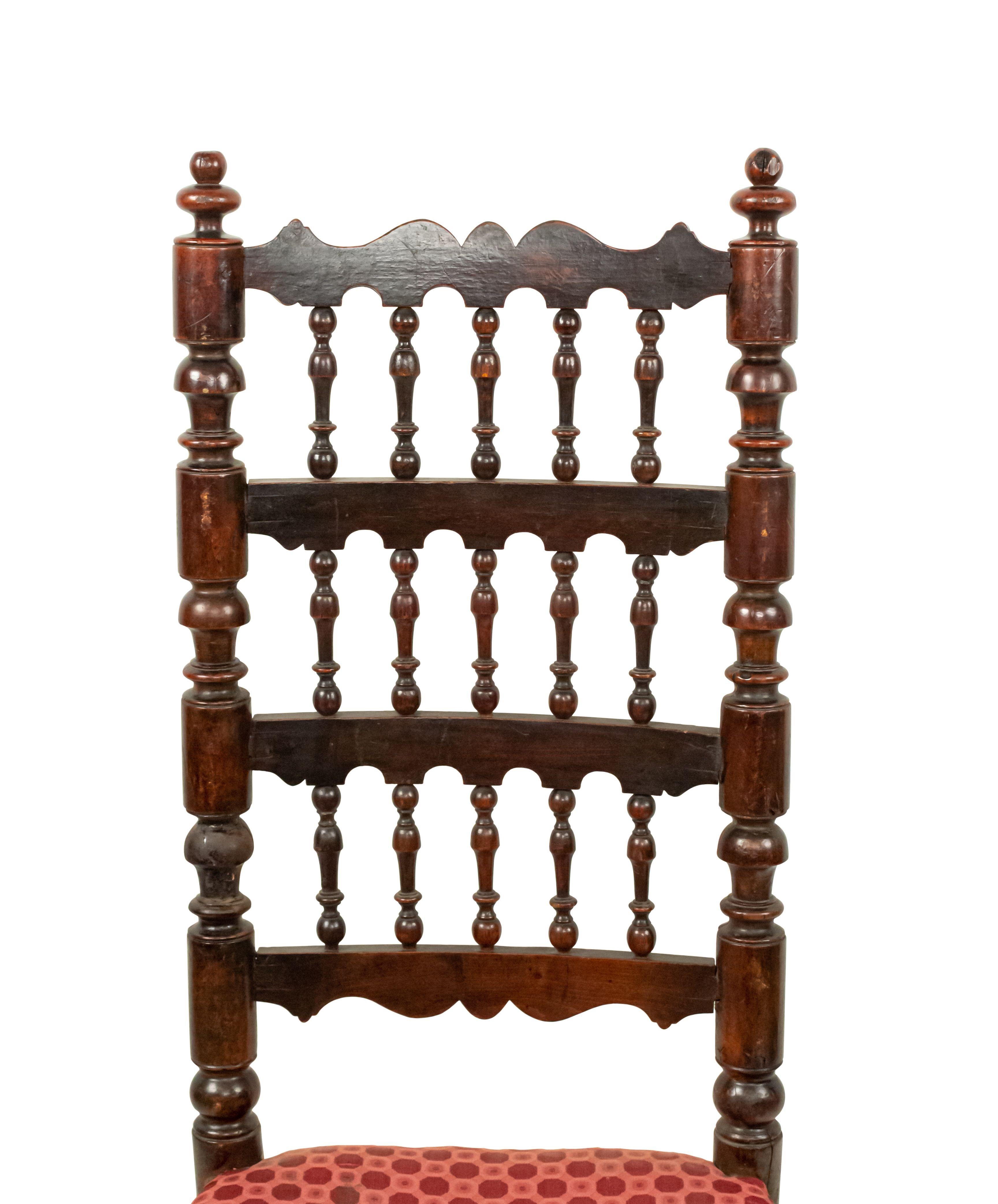 3 englische Renaissance-Nussbaum-Beistellstühle (18. Jahrhundert und früher) im Angebot