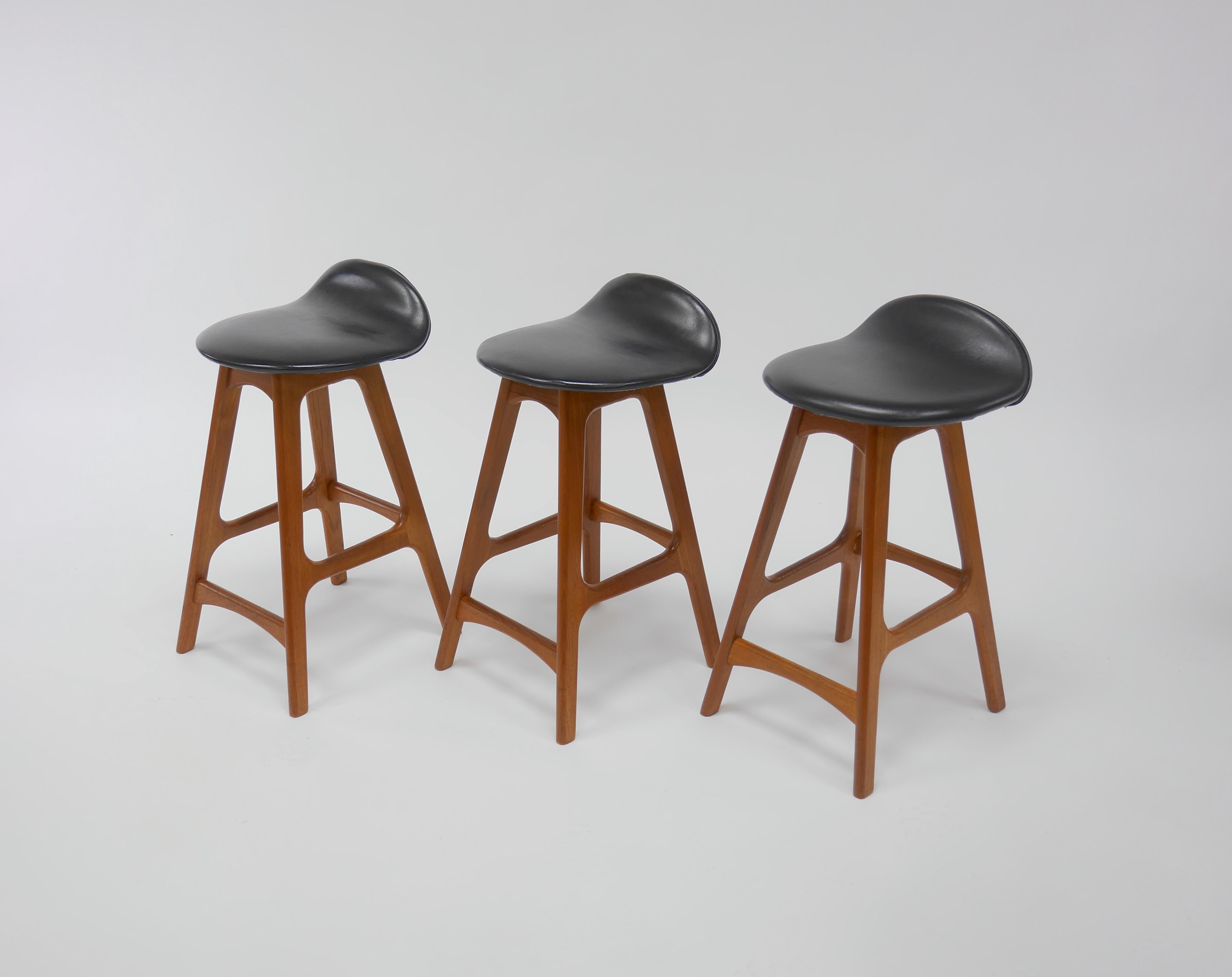Set of 3 counter height stools in Teak by Erik Buck for O.D. Mobler circa 1970

We have another set of 3 stools, 6 total. All stools are from the same set and match in patina and fabric.

Dimensions:
H 26.5 in. x W 13 in. x D 14 in.
H 67.31 cm