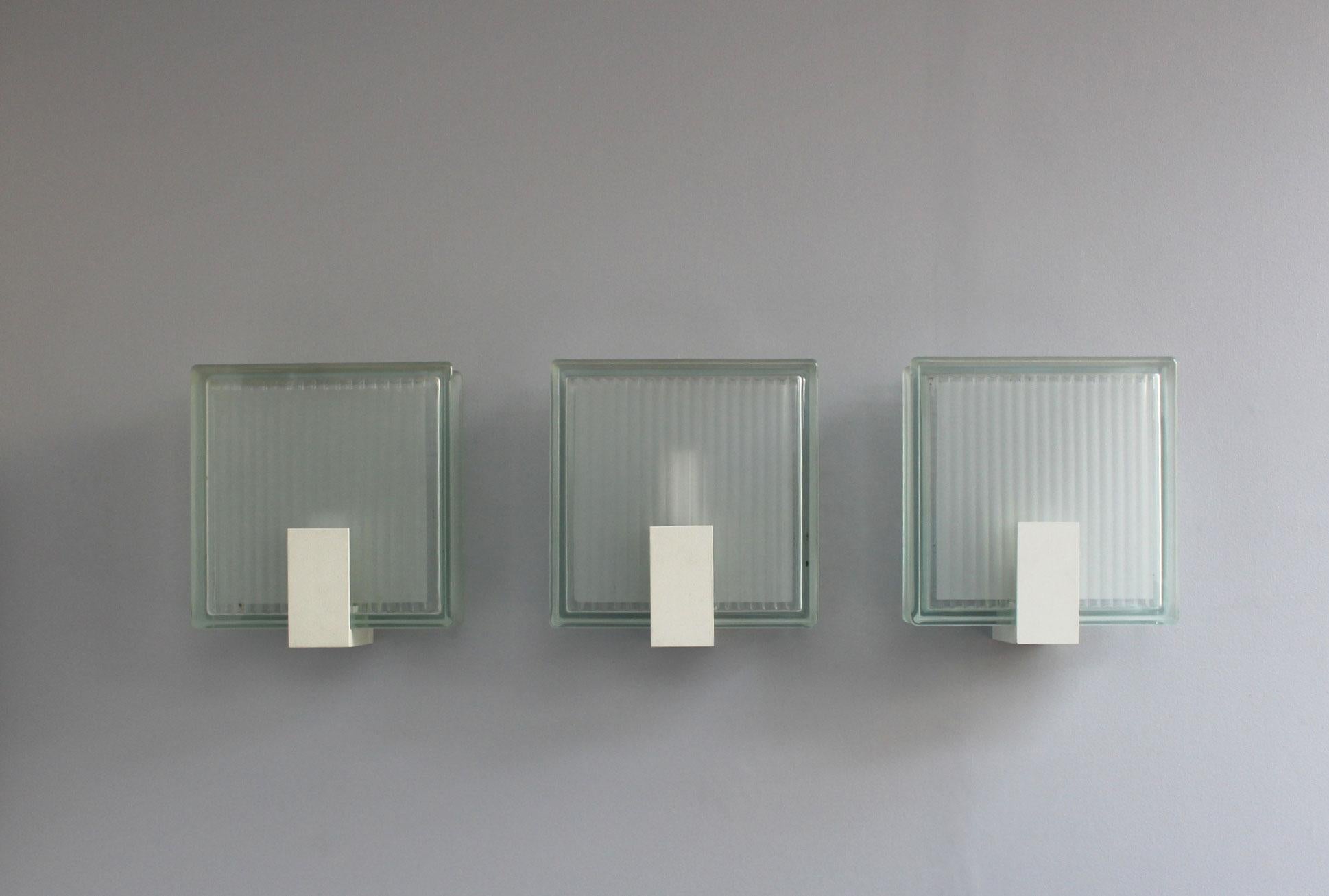 With a minimalist white lacquered base.
Recent edition.
Price is per fixture.