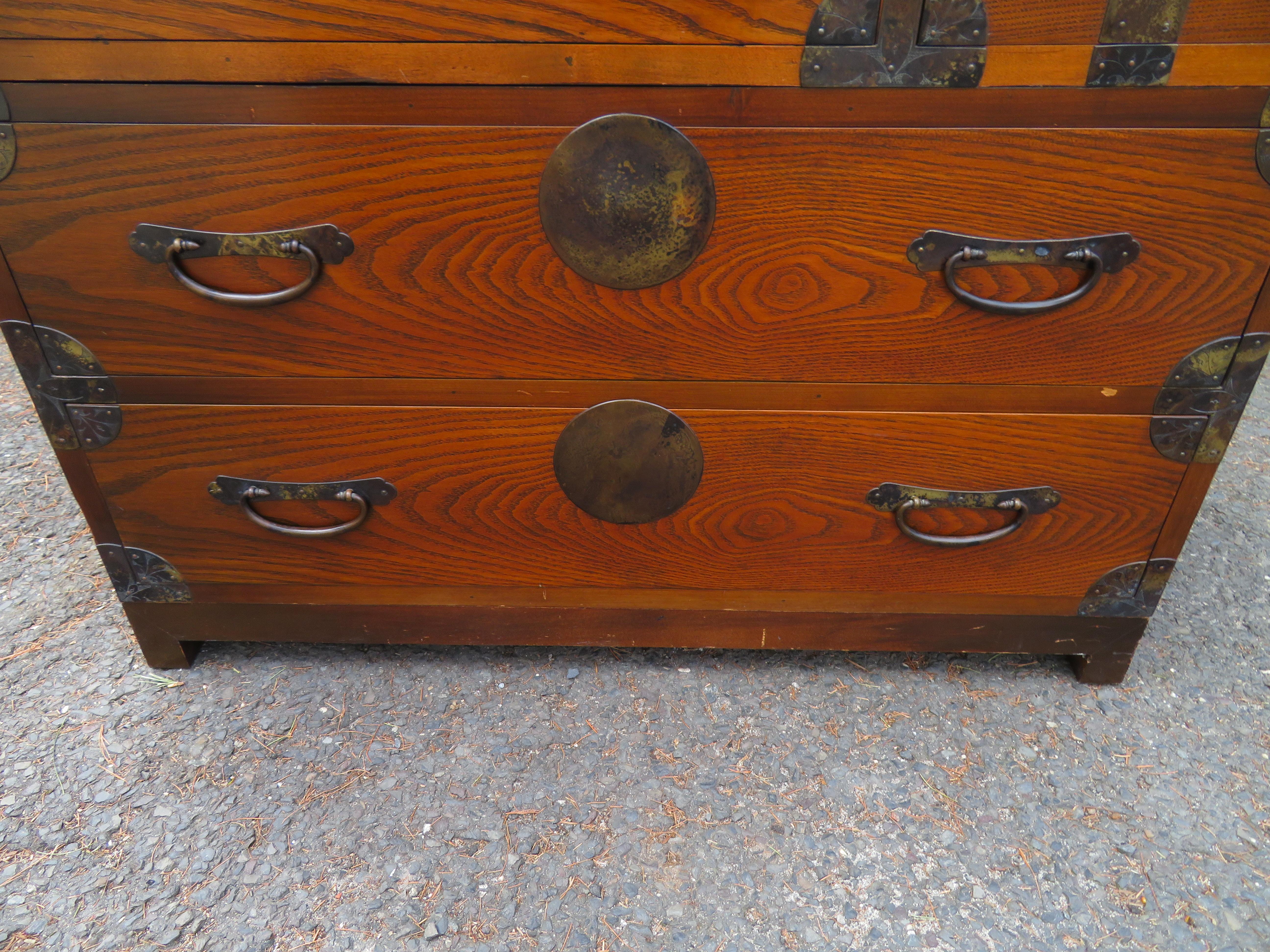 3 Fabulous 20th Century Japanese style Stacking Tansu Chest of Drawers In Good Condition For Sale In Pemberton, NJ