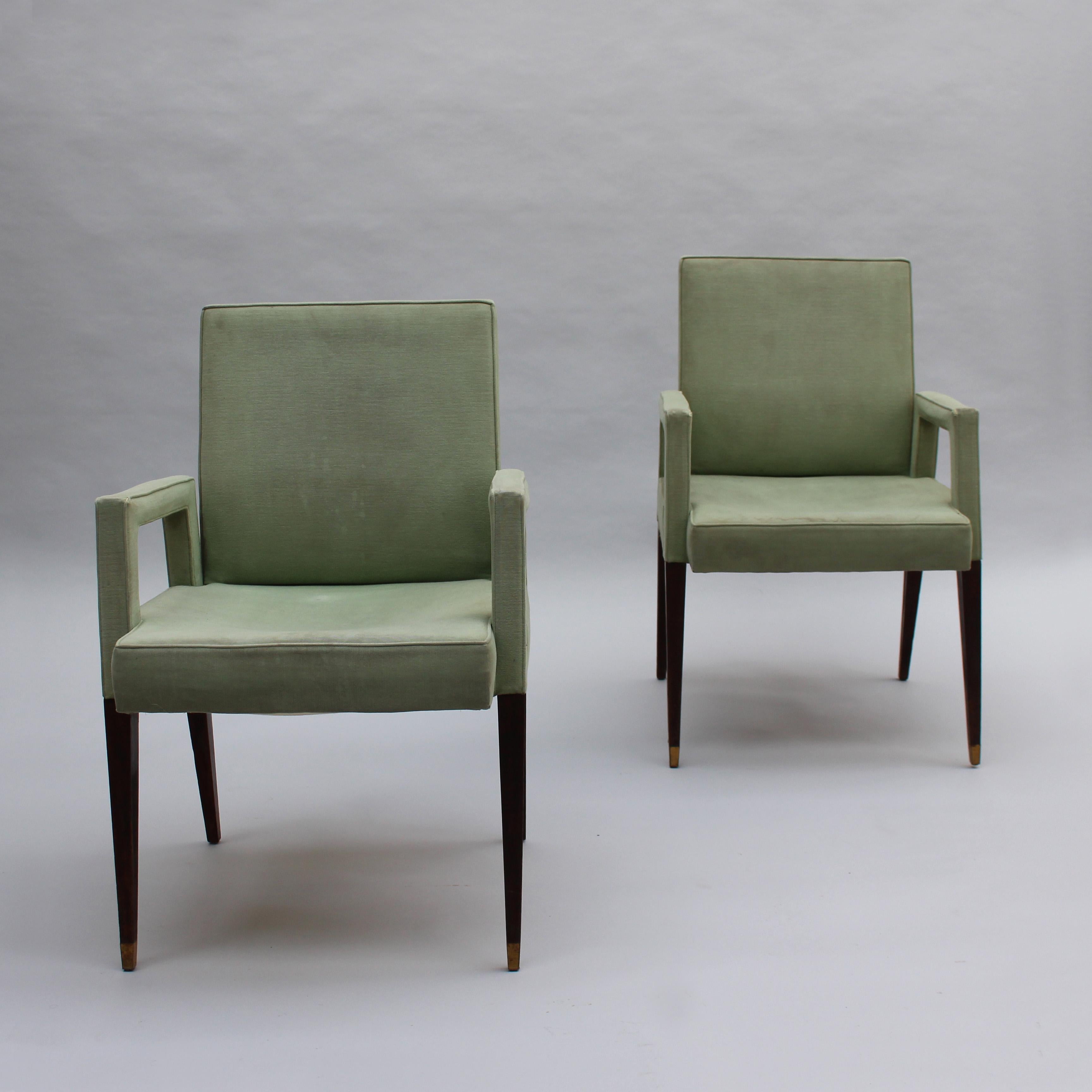 Jules Leleu - Cuatro finos sillones puente franceses de caoba de mediados de siglo con sabots de latón. Perfecto para una mesa de juego o para un despacho.

La altura del brazo es de 24 1/4

El precio es por silla.
