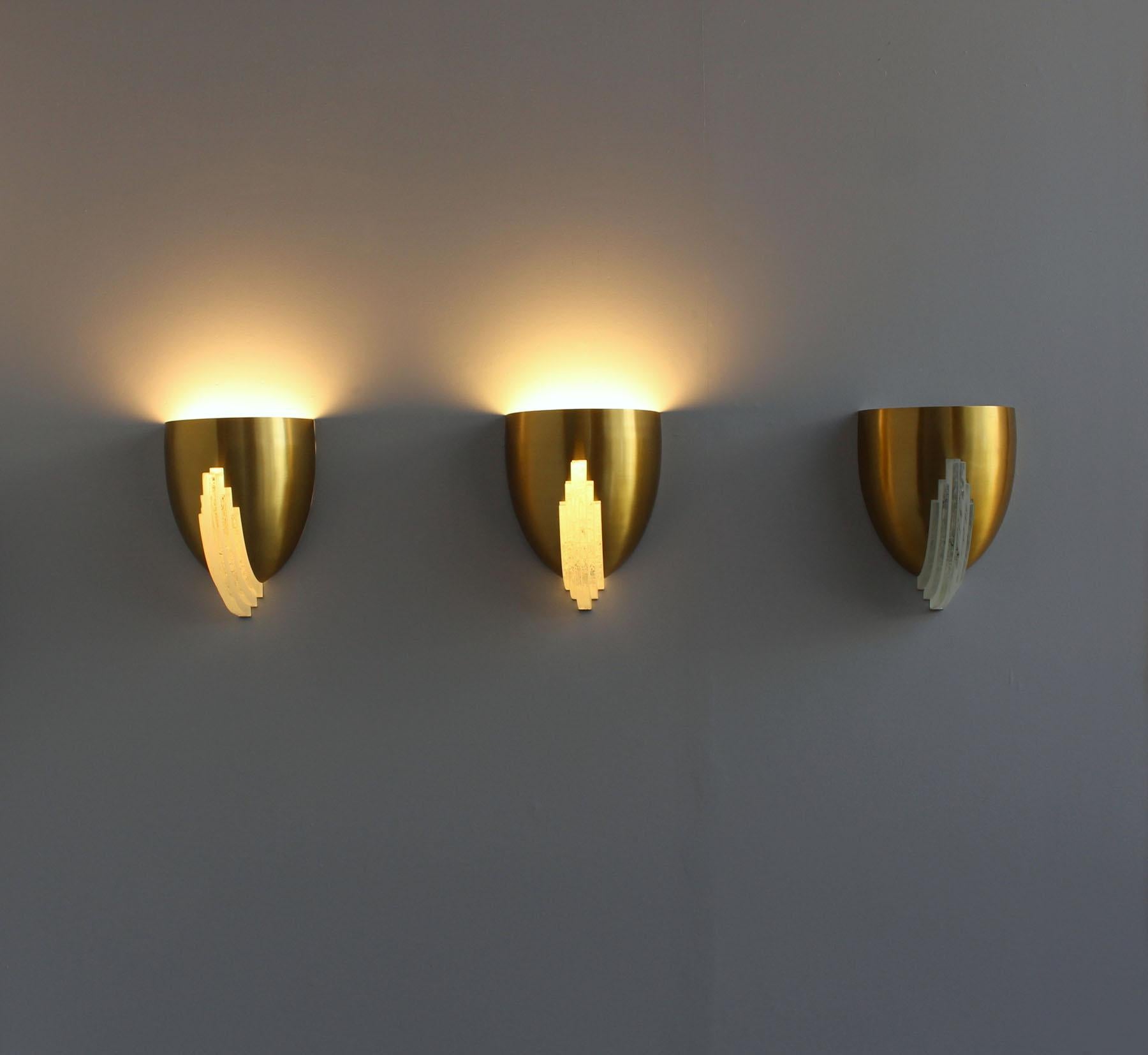 3 raffinate lampade Art Deco francesi in bronzo e vetro trasparente di Jean Perzel In condizioni buone in vendita a Long Island City, NY