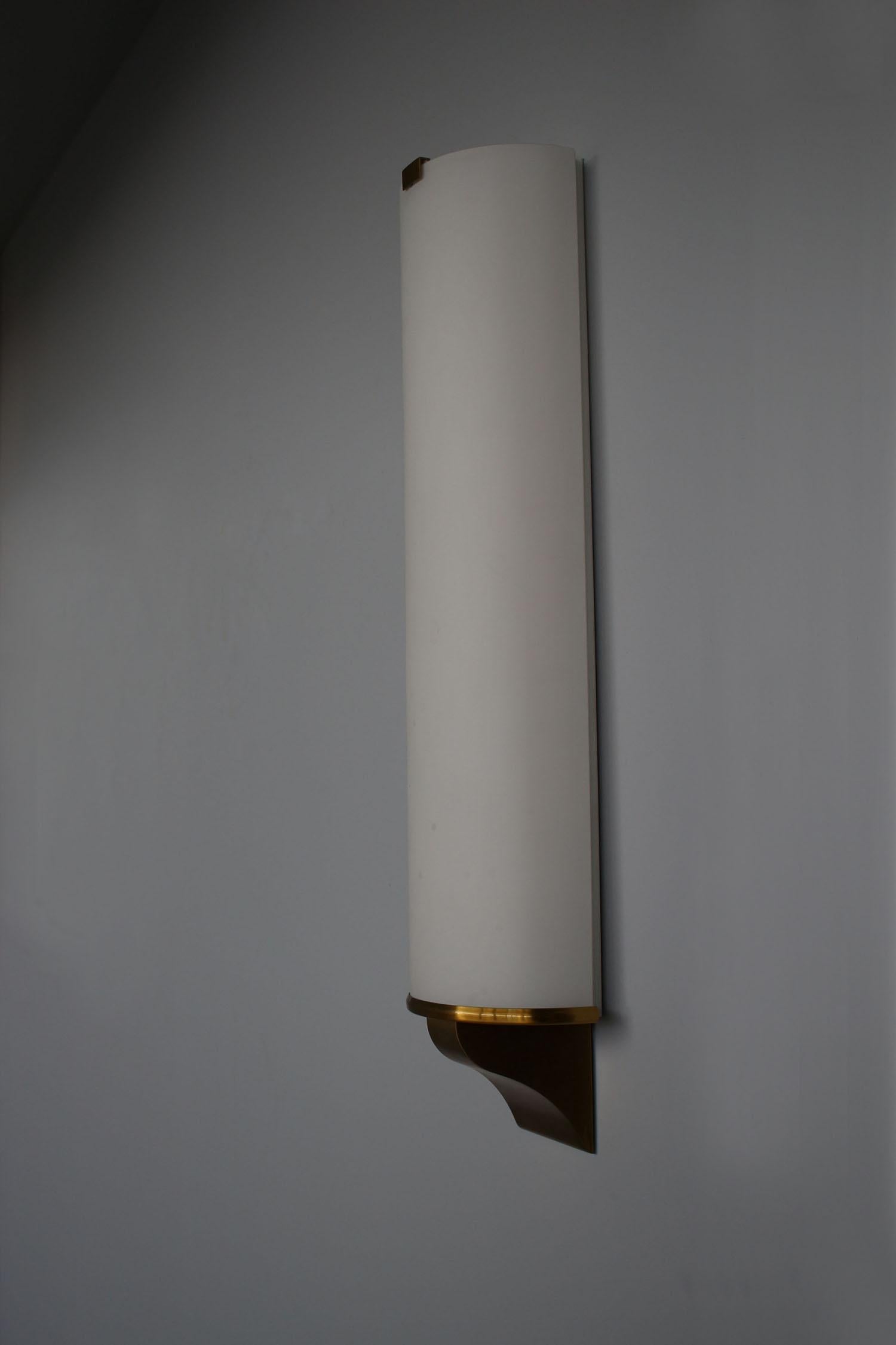 Français Applique semi-cylindrique de forme cylindrique de style Art déco français par Jean Perzel en vente