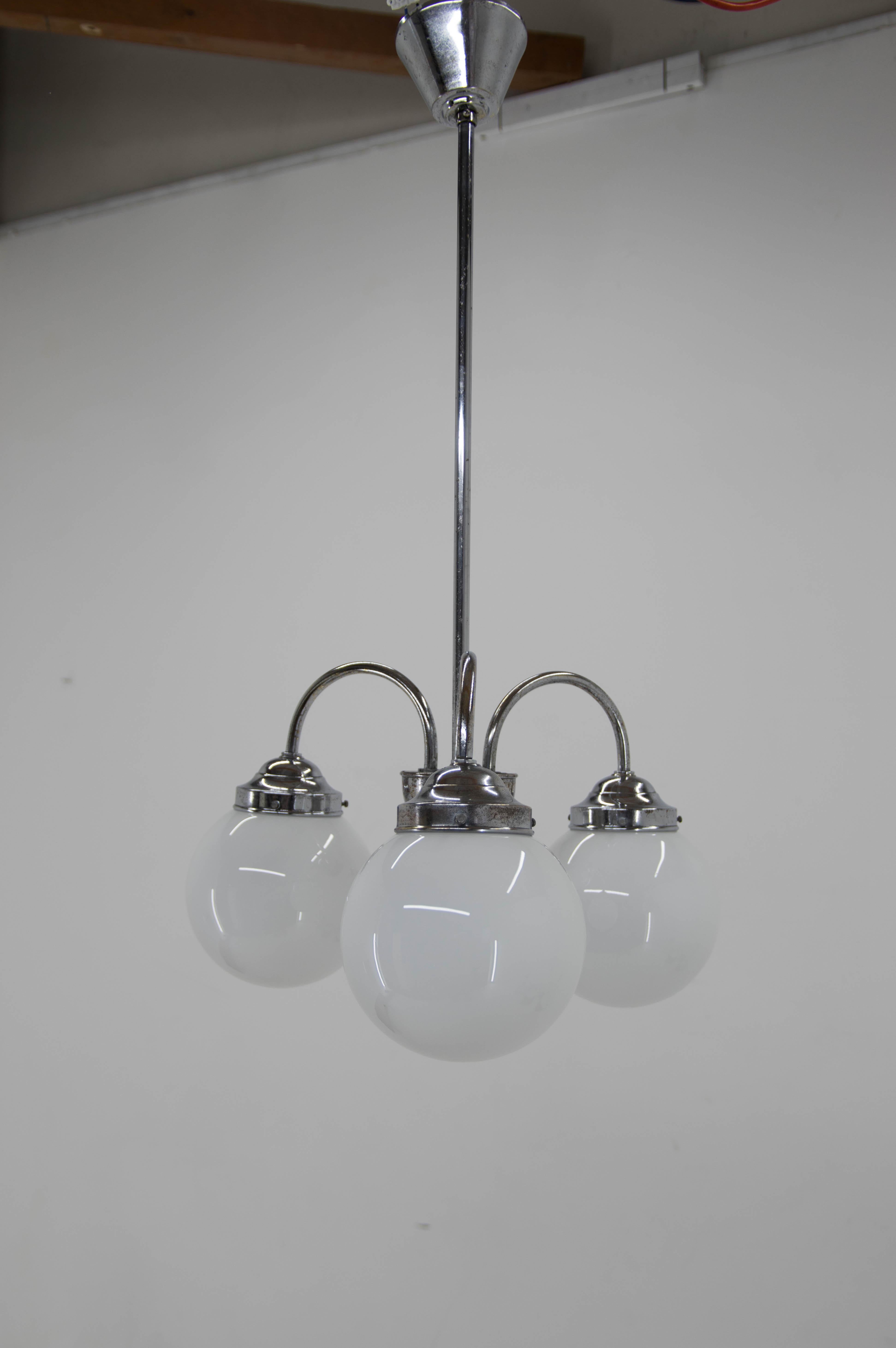 3-flamming chrome Art Deco chandelier.
Restored: chrome with heavy age patina cleaned and polished.
Rewired: 3x40W, E25-E27 bulbs
US wiring compatible
