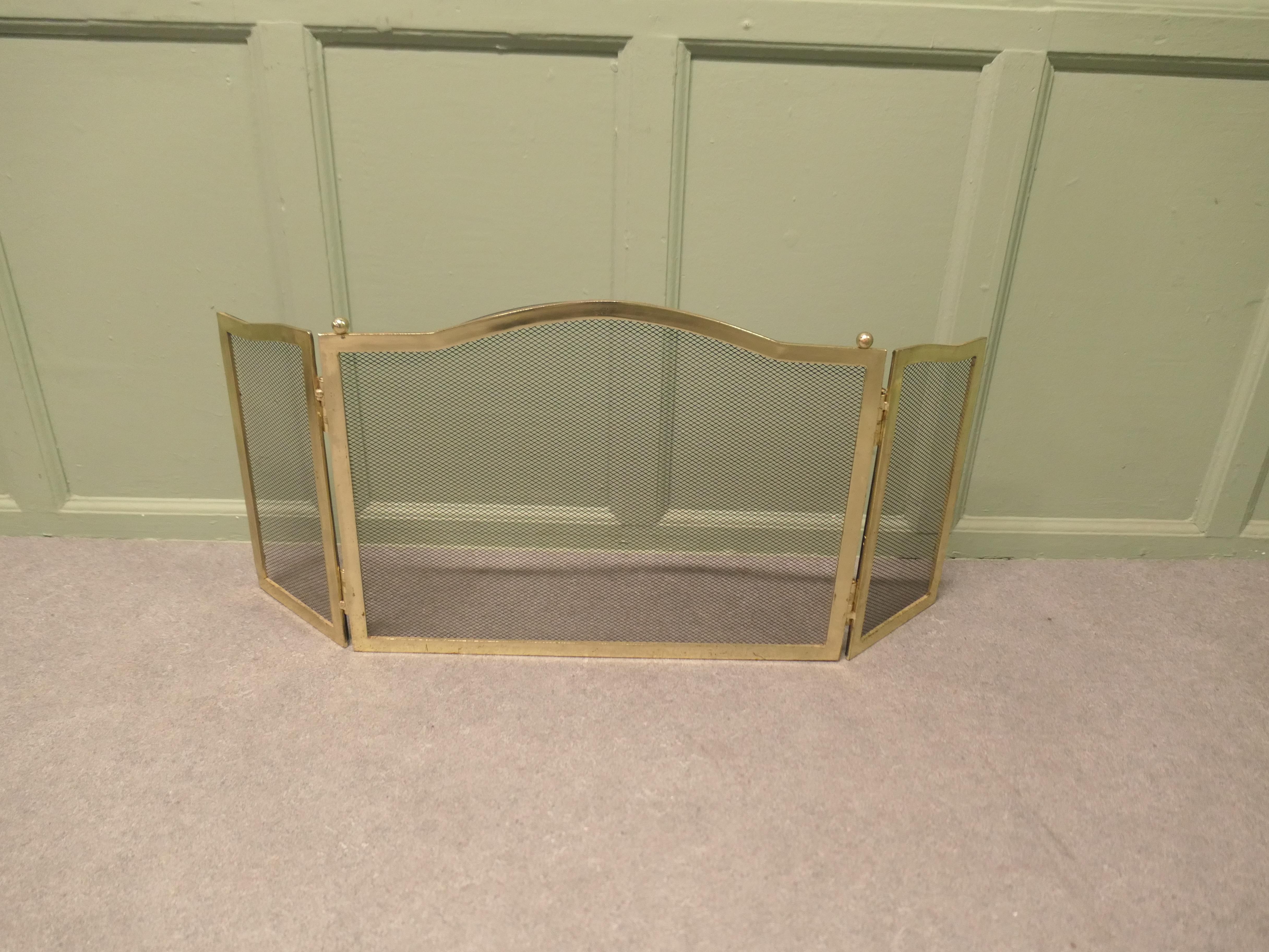 3 Fold French Brass Fire Guard   This is a folding Fireguard In Good Condition For Sale In Godshill, Isle of Wight