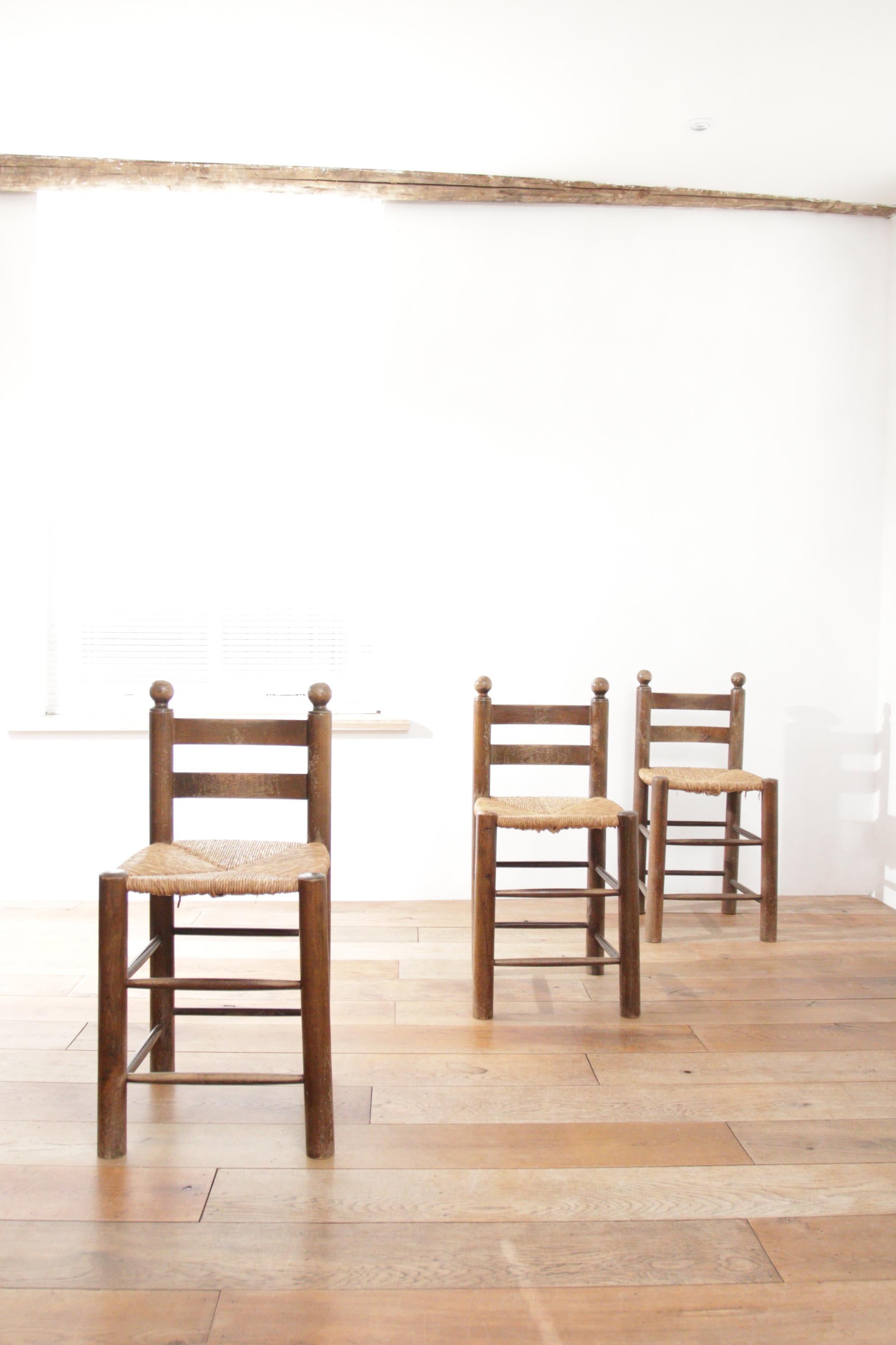 Schöne Stühle aus den 50er Jahren aus massivem Eichenholz mit geflochtener Sitzfläche.
Sie passen perfekt zum Stil von Designern wie Charlotte Perriand, Jean Royère und Charles Dudouyt.
Durch die Verwendung von ausschließlich natürlichen