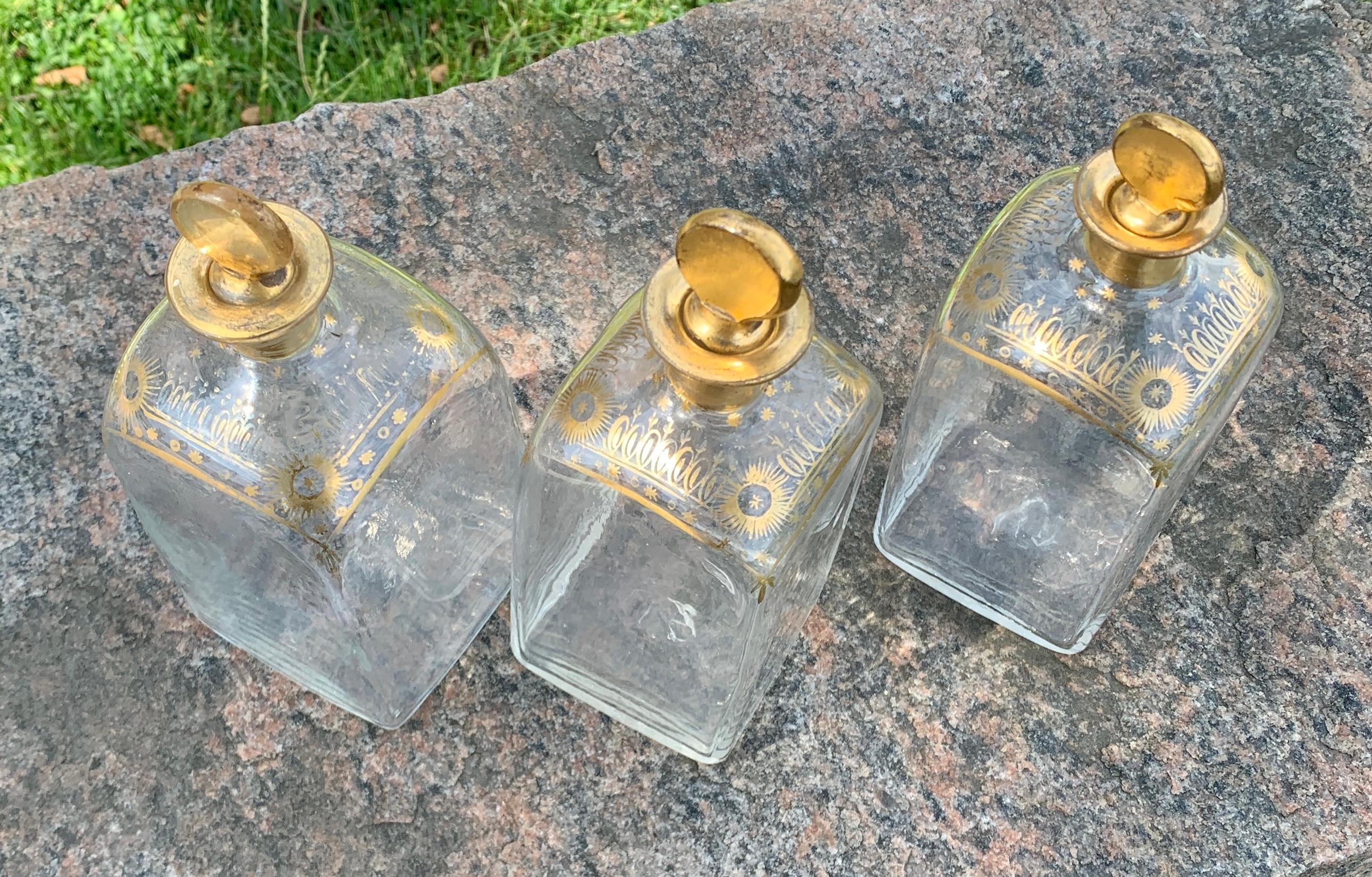 3 französische Louis XVI-Flaschen mit mundgeblasenem Golddekor und Likör im Angebot 3