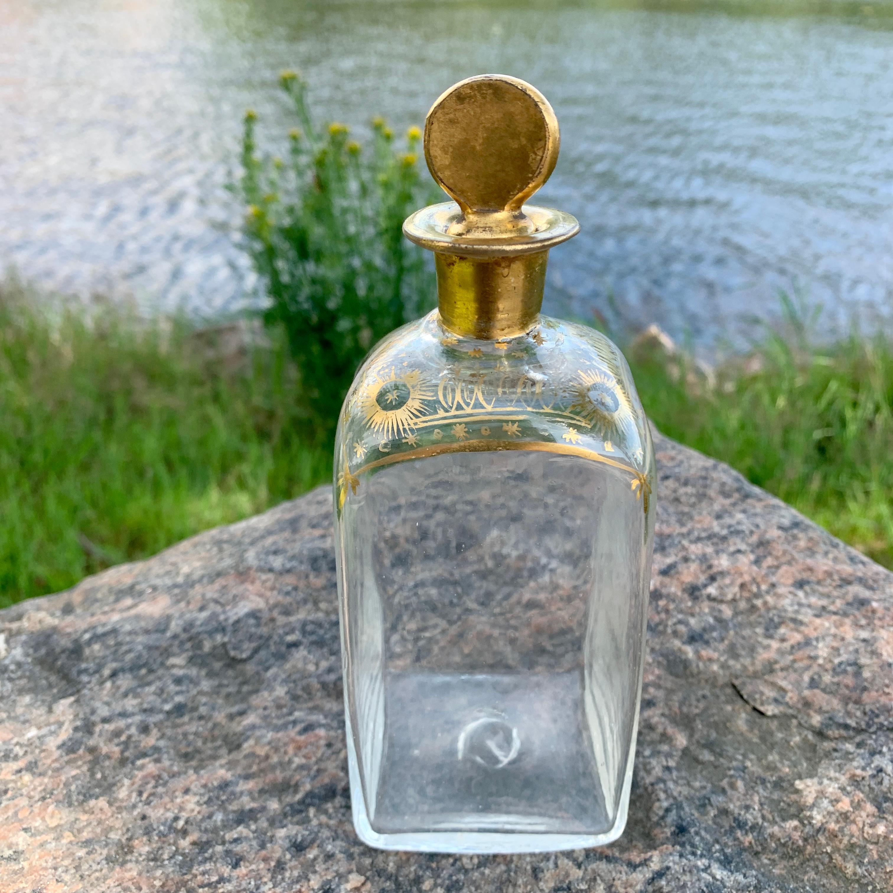 3 französische Louis XVI-Flaschen mit mundgeblasenem Golddekor und Likör im Angebot 10