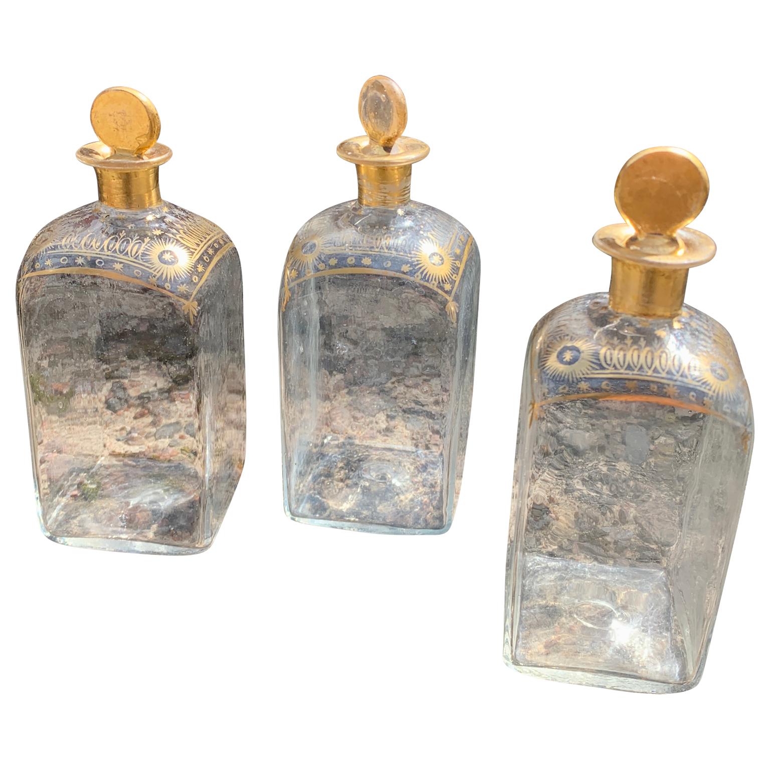 3 französische Louis XVI-Flaschen mit mundgeblasenem Golddekor und Likör (Louis XVI.) im Angebot