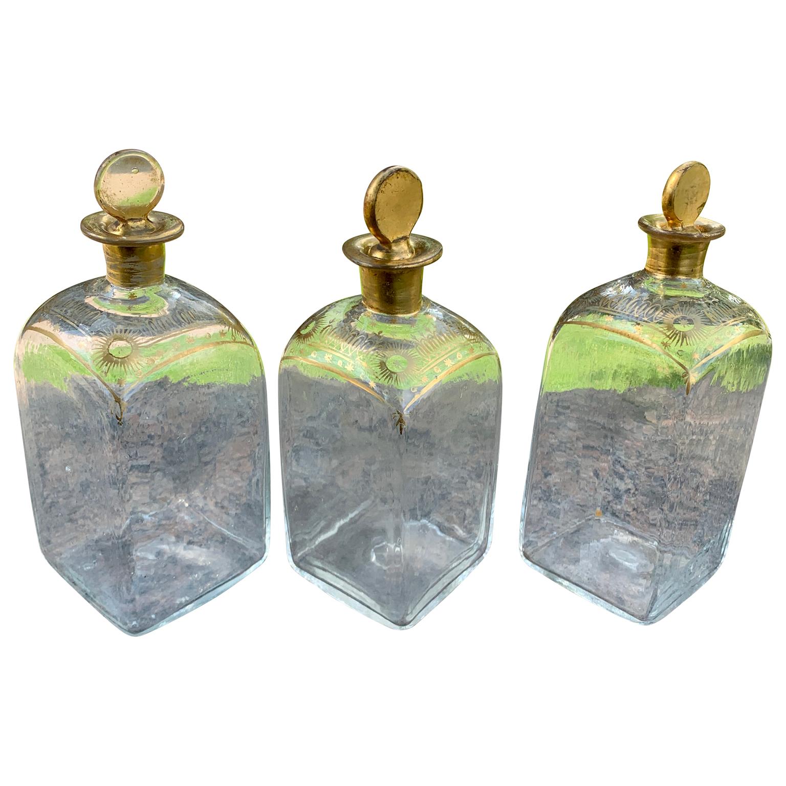 3 französische Louis XVI-Flaschen mit mundgeblasenem Golddekor und Likör (Französisch) im Angebot