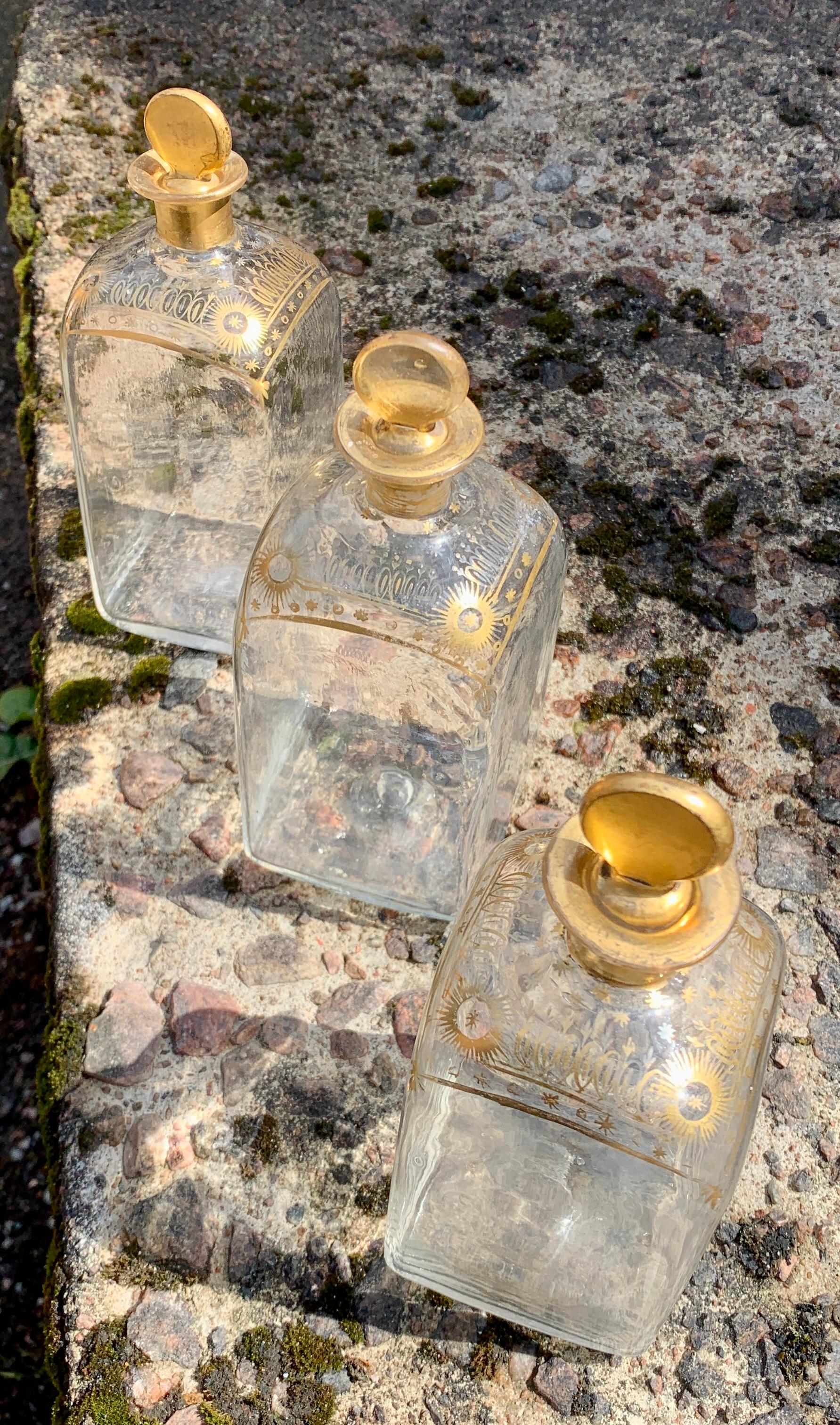 3 französische Louis XVI-Flaschen mit mundgeblasenem Golddekor und Likör (Handgefertigt) im Angebot