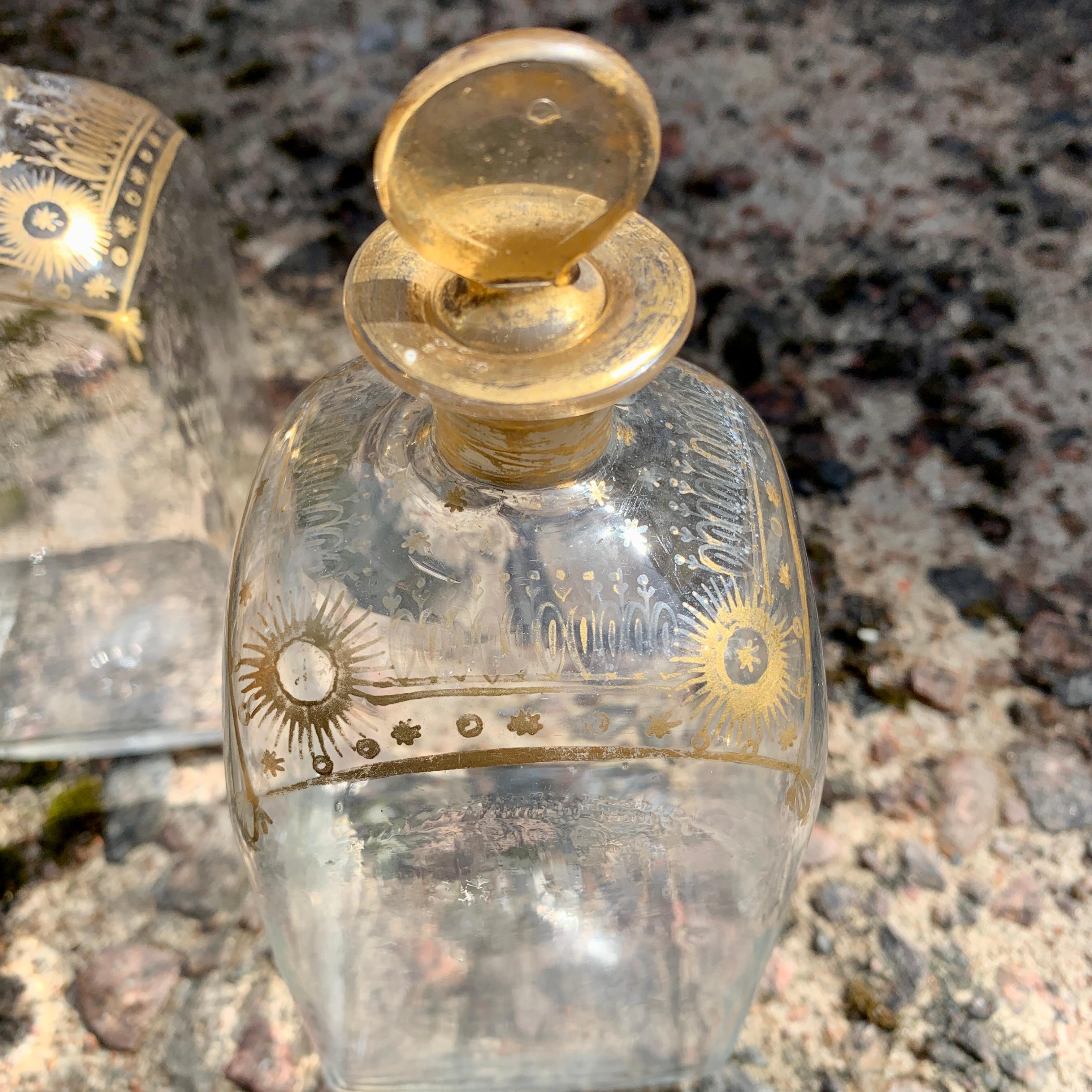 3 französische Louis XVI-Flaschen mit mundgeblasenem Golddekor und Likör (Frühes 19. Jahrhundert) im Angebot