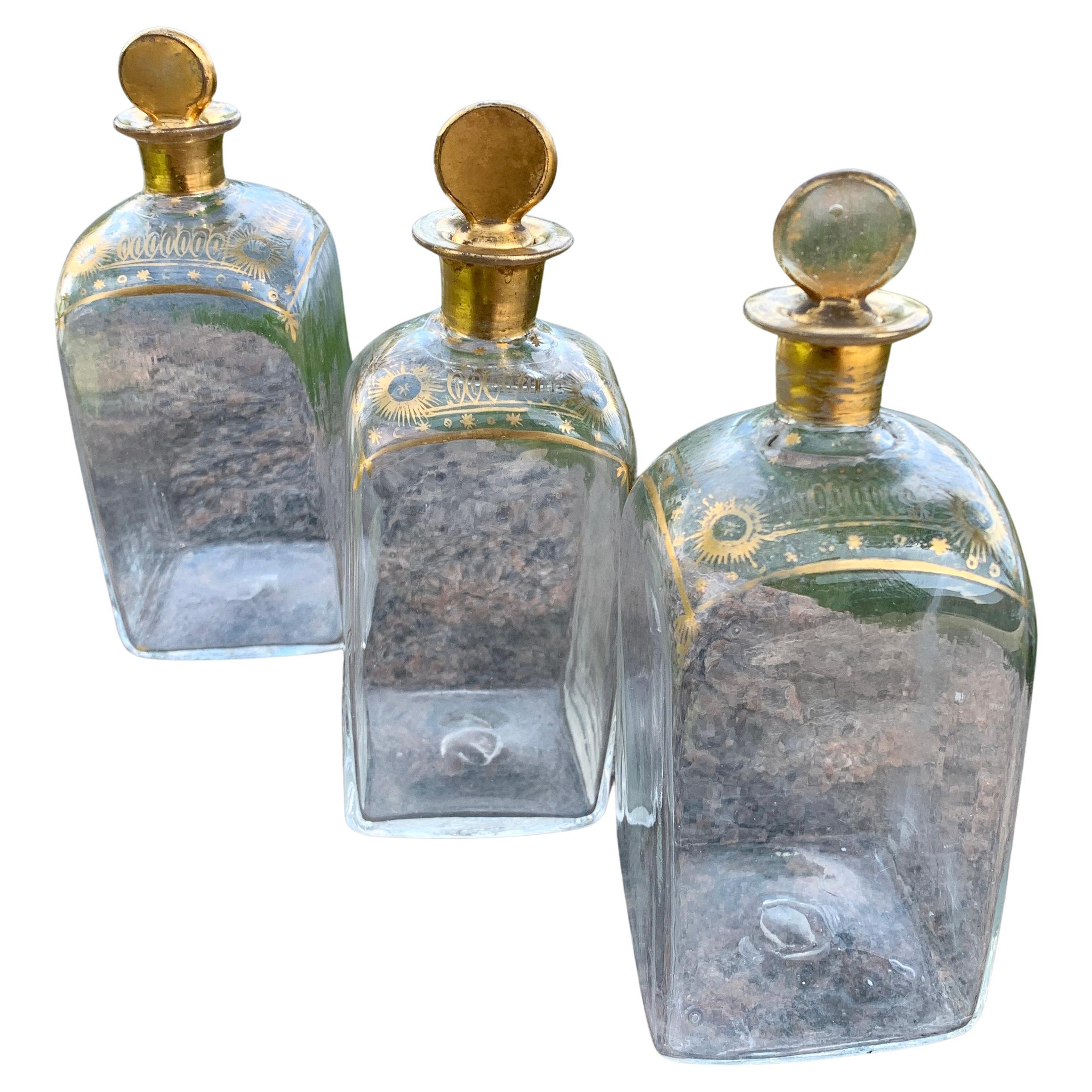3 bouteilles de liqueur françaises Louis XVI soufflées à la main et décorées d'or