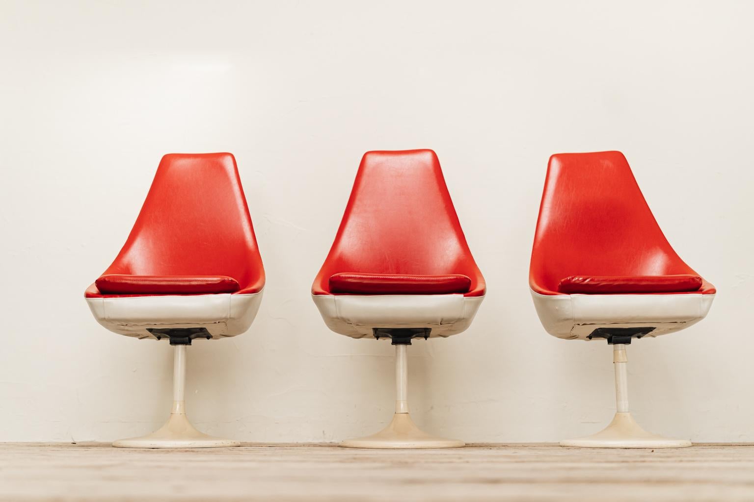 Français 3 chaises de salle à manger rouges et blanches Funky du milieu du siècle dernier en vente
