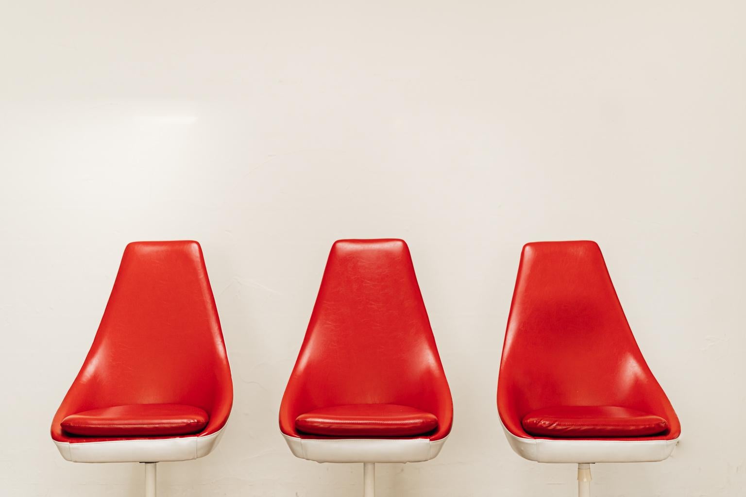 3 chaises de salle à manger rouges et blanches Funky du milieu du siècle dernier en vente 1