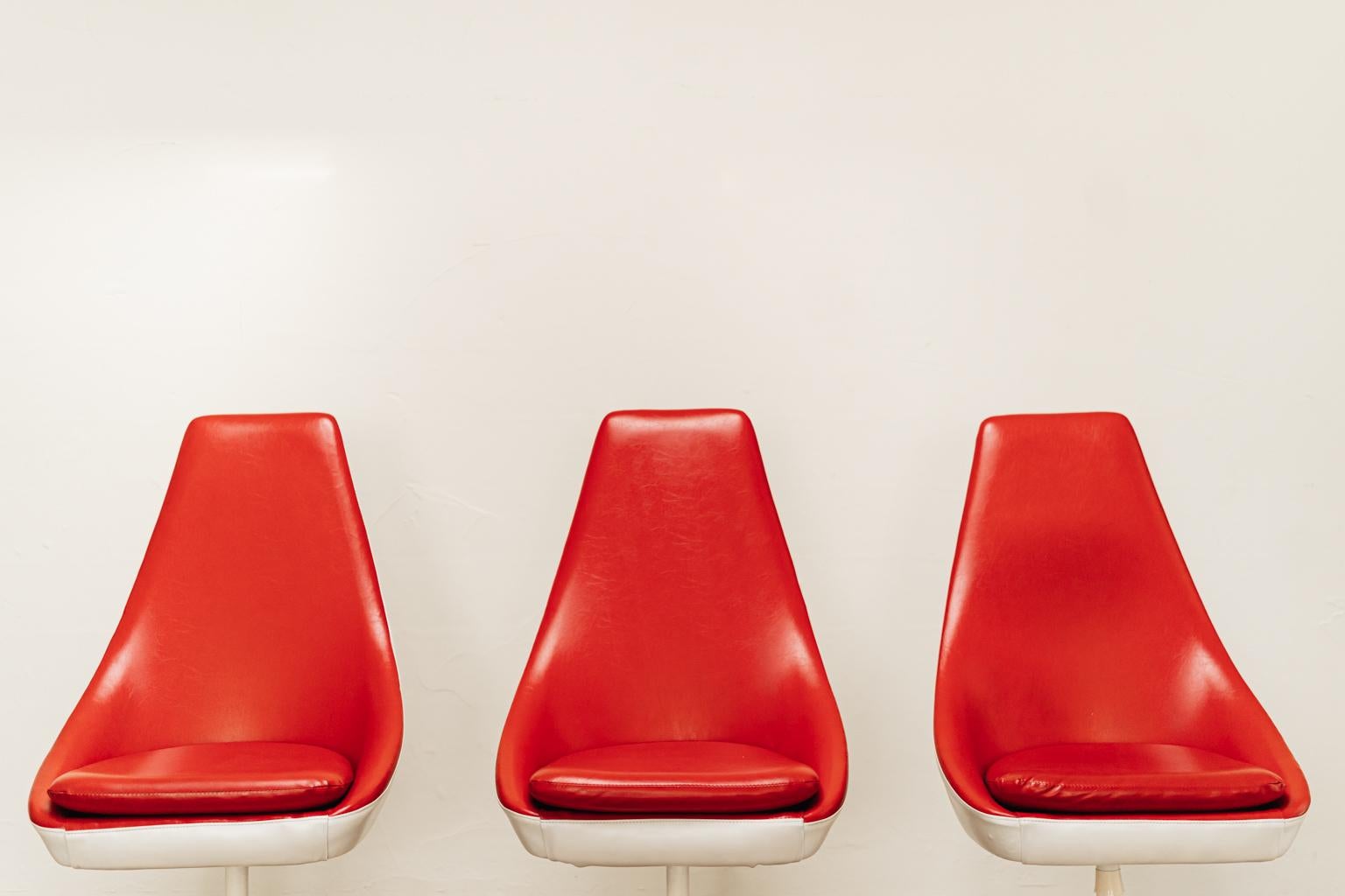 3 chaises de salle à manger rouges et blanches Funky du milieu du siècle dernier en vente 3