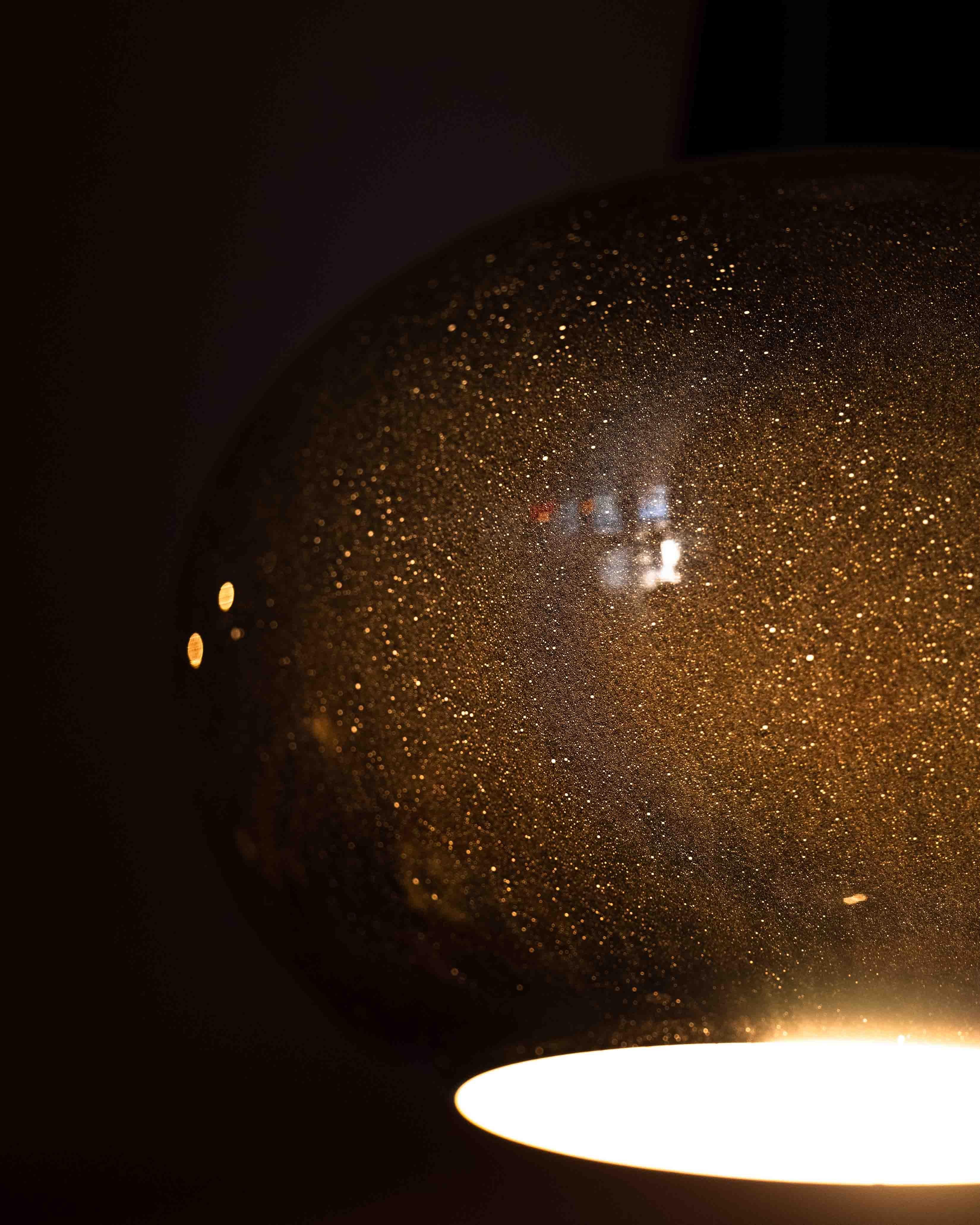Ensemble de trois lampes suspendues modernes du milieu du siècle, fabriquées à partir de verre coloré vibrant dans des tons primaires audacieux - rouge, orange et noir. Chaque pendentif présente une silhouette arrondie en forme de bouteille avec une