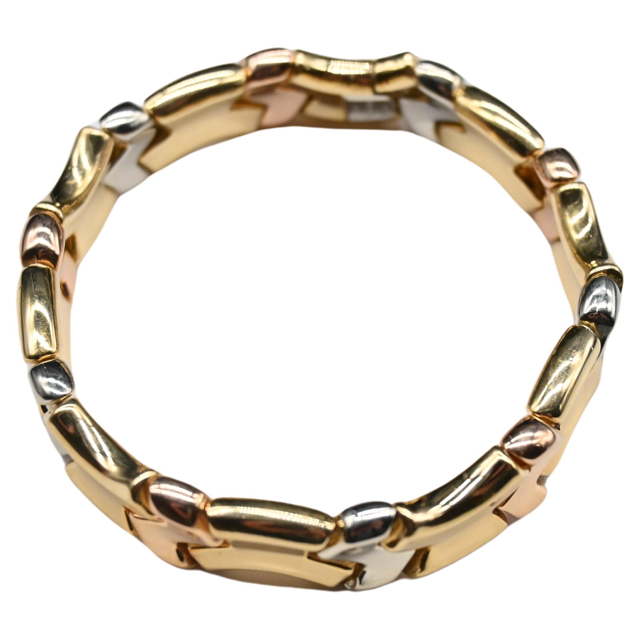 Entdecken Sie unser Tricolor-Armband in drei Goldtönen. Dieses mit Präzision gefertigte Armband verkörpert die Eleganz der 1980er Jahre und verleiht Ihrem Stil einen modernen Touch.

Dieses Armband ist aus einer harmonischen Mischung von 18 Karat