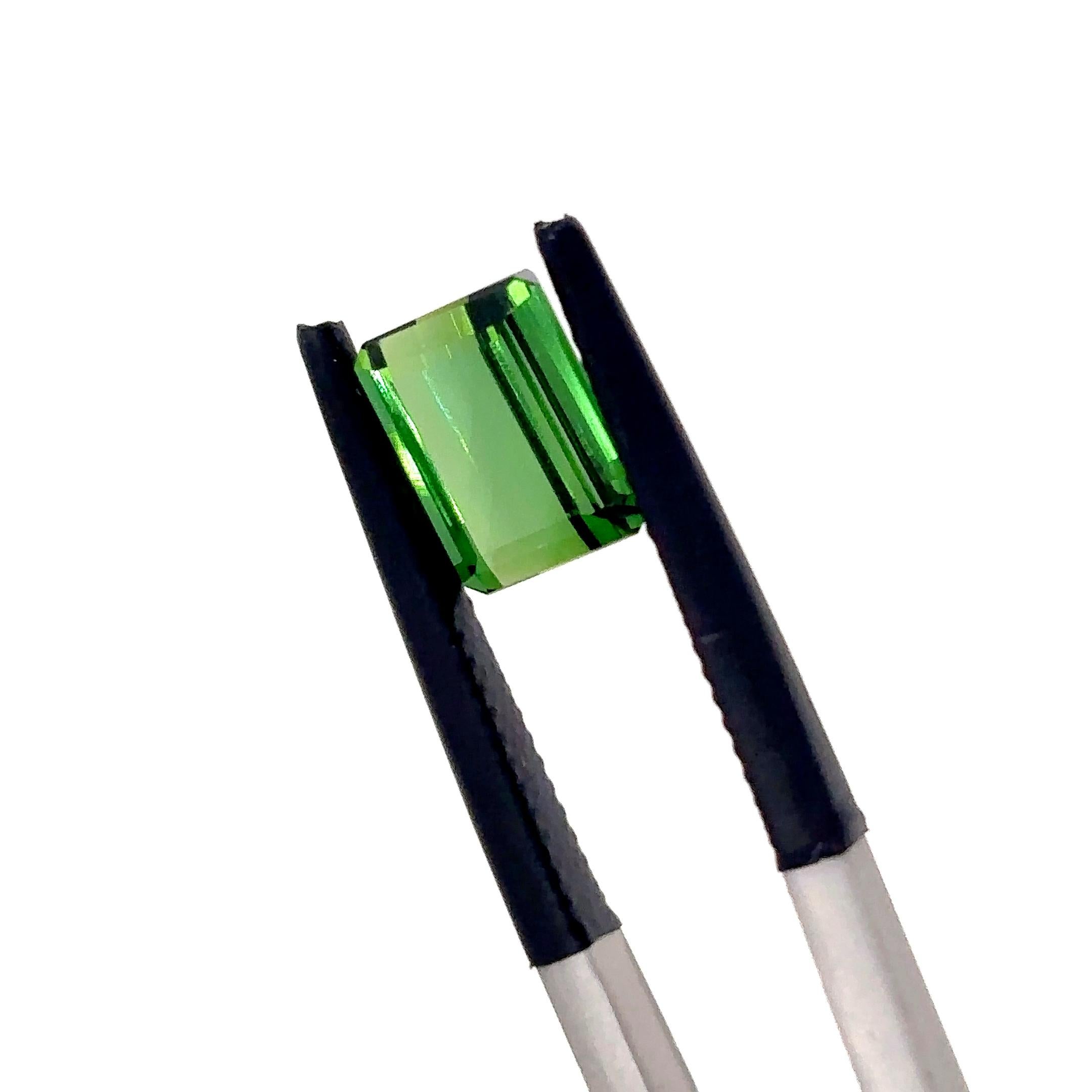 3 pietre di tormalina verde taglio smeraldo Cts 8,88 in vendita 4