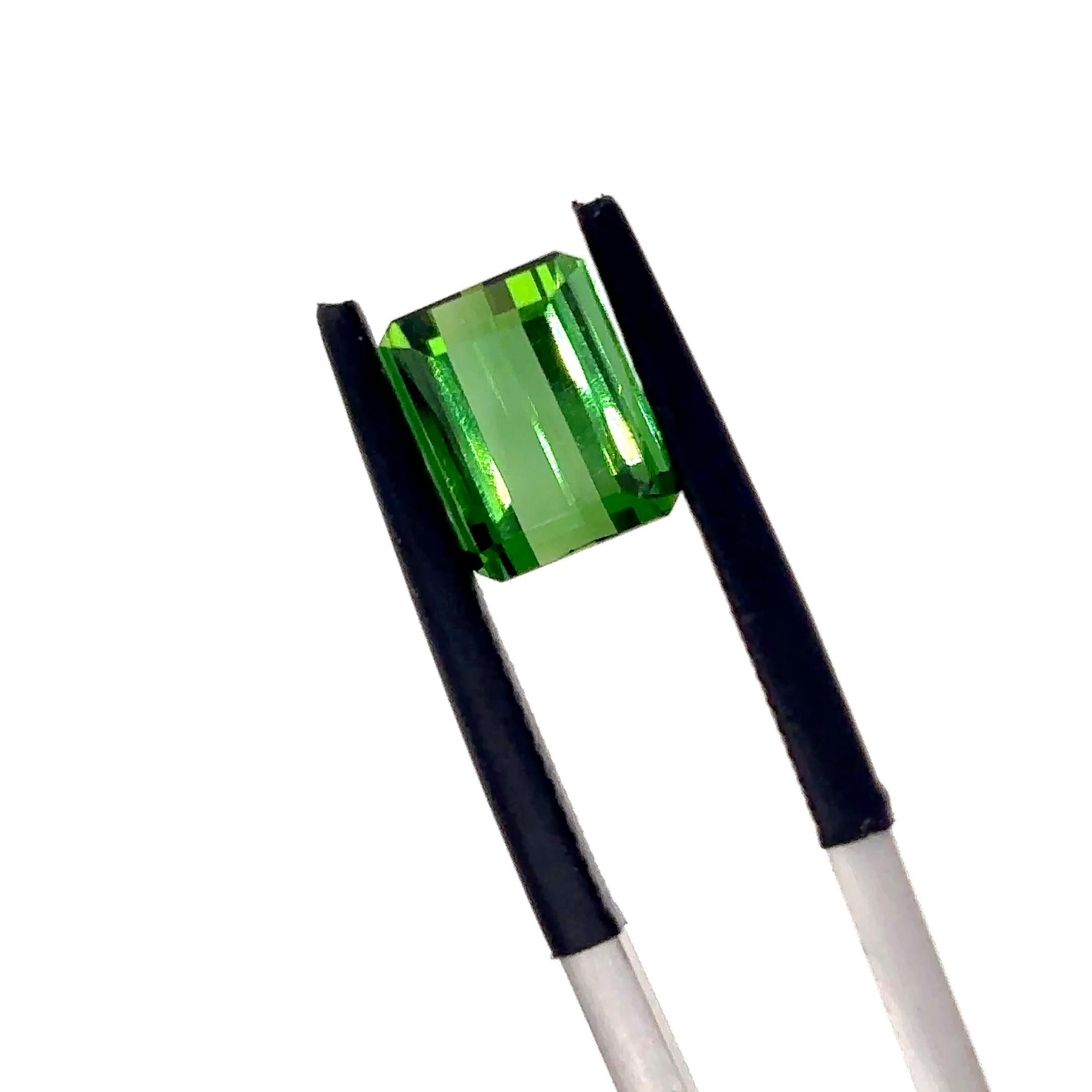 3 pietre di tormalina verde taglio smeraldo Cts 8,88 in vendita 5