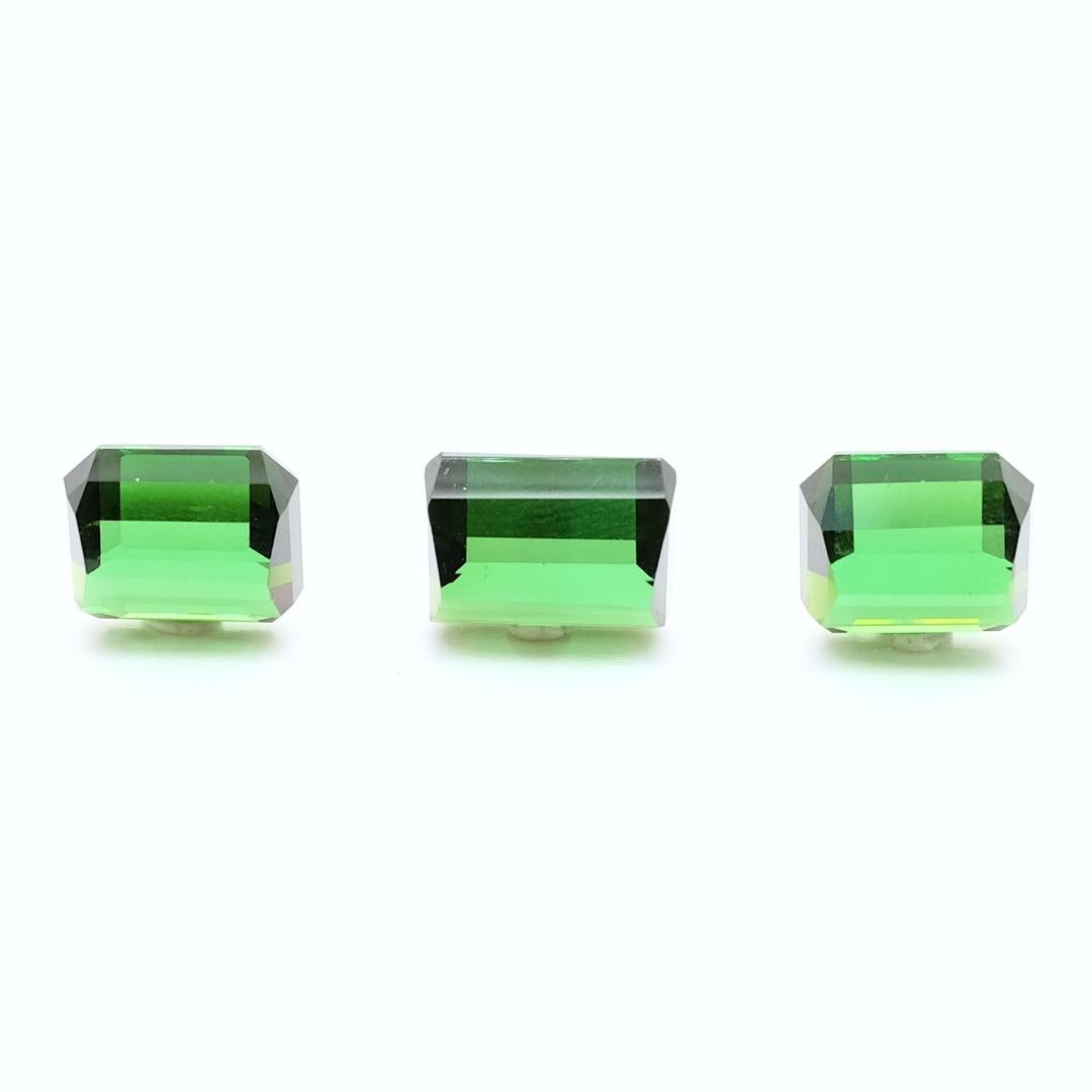 Contemporaneo 3 pietre di tormalina verde taglio smeraldo Cts 8,88 in vendita