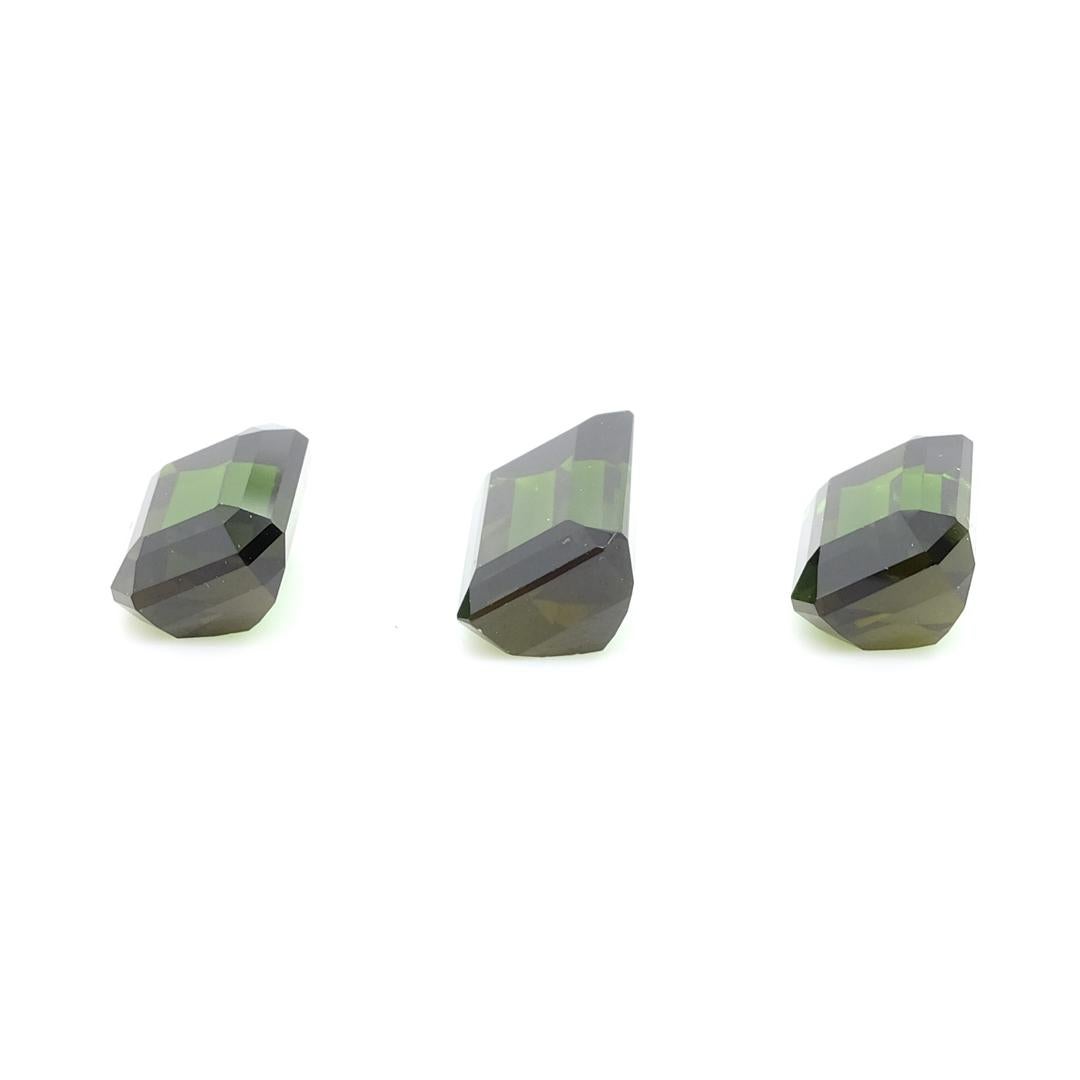 Taglio smeraldo 3 pietre di tormalina verde taglio smeraldo Cts 8,88 in vendita